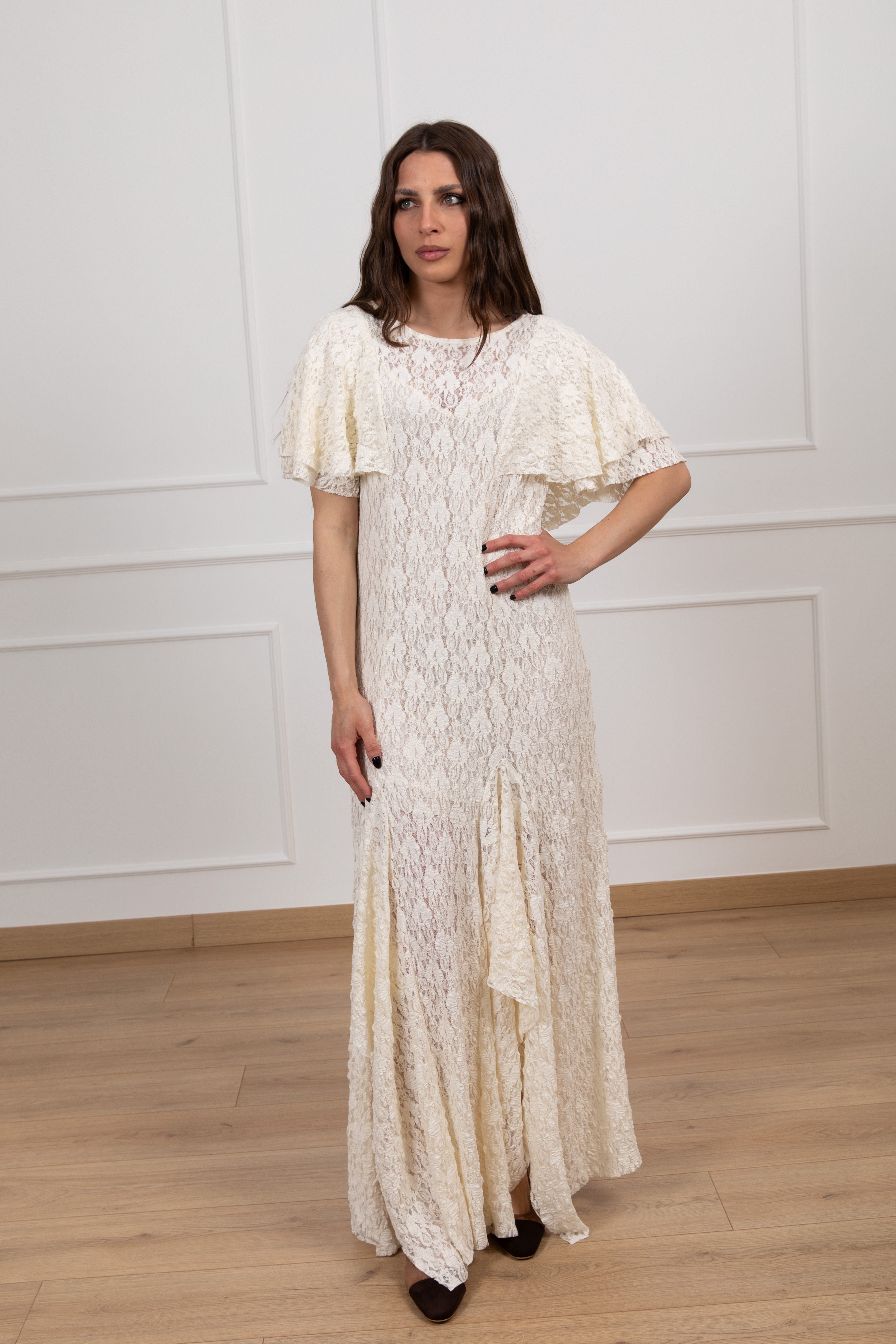 Abito lungo in pizzo con balze Tensione IN