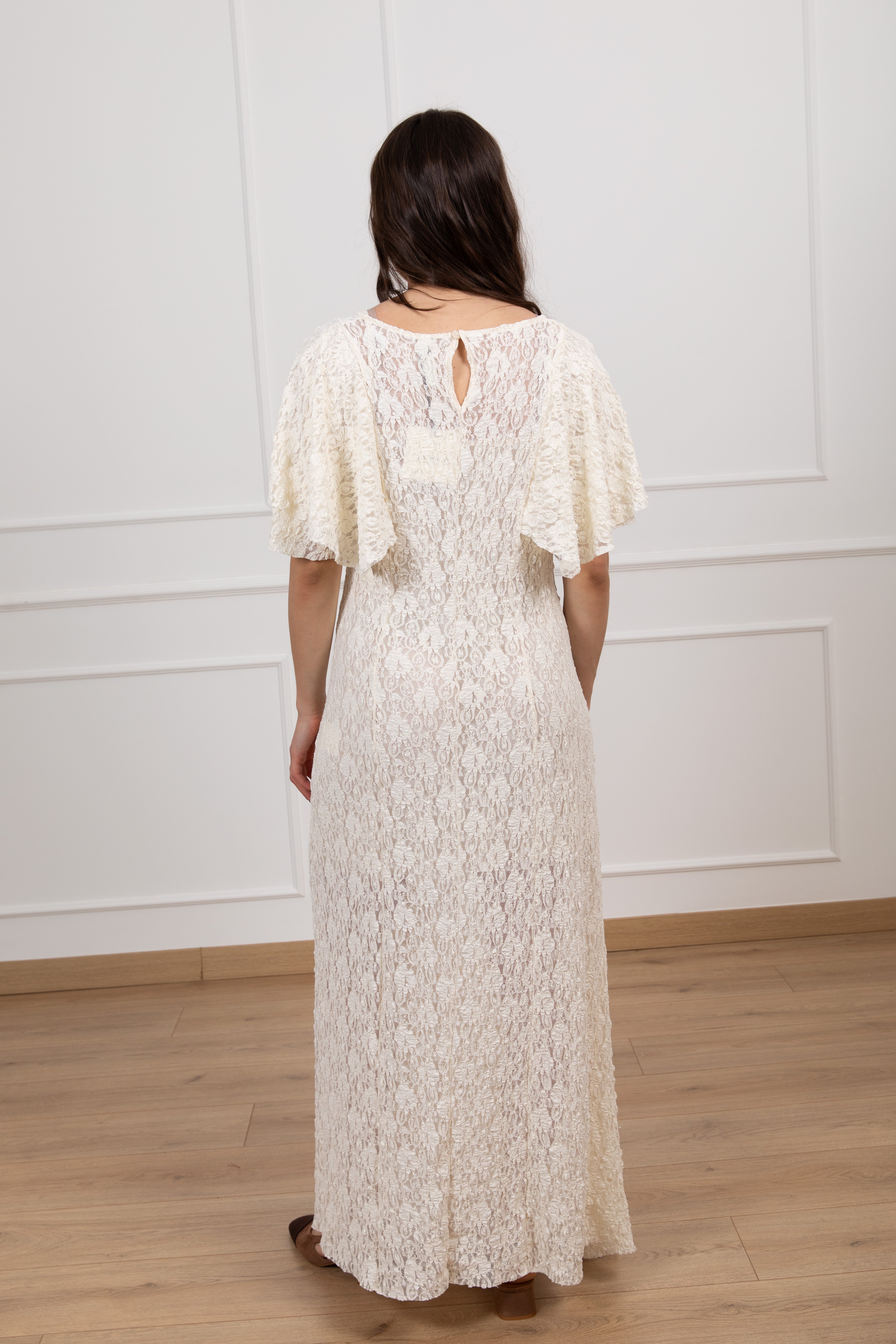 Abito lungo in pizzo con balze Tensione IN