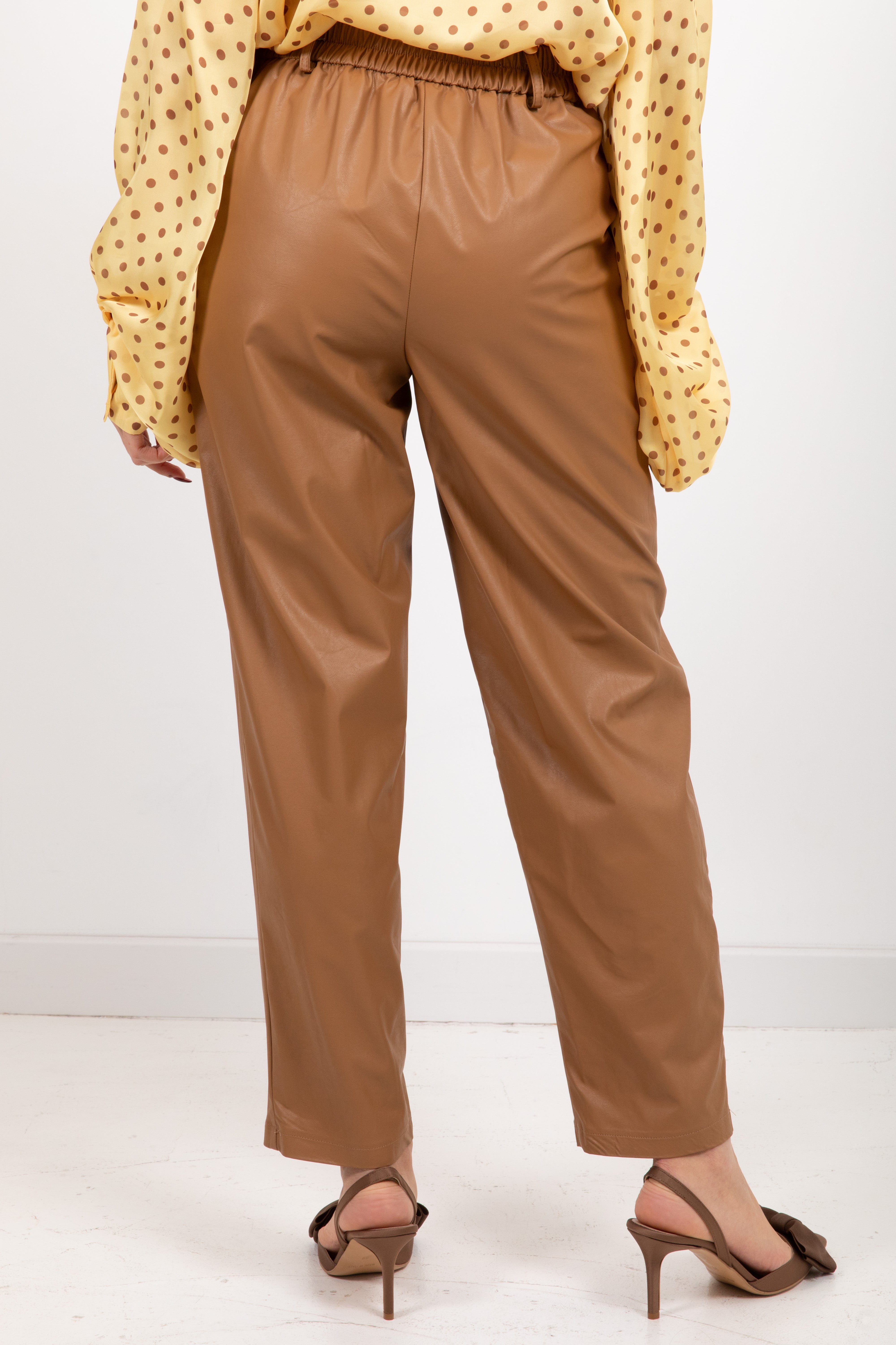 Pantalone carrot-fit in eco-pelle leggera con elastico sul retro Tensione IN