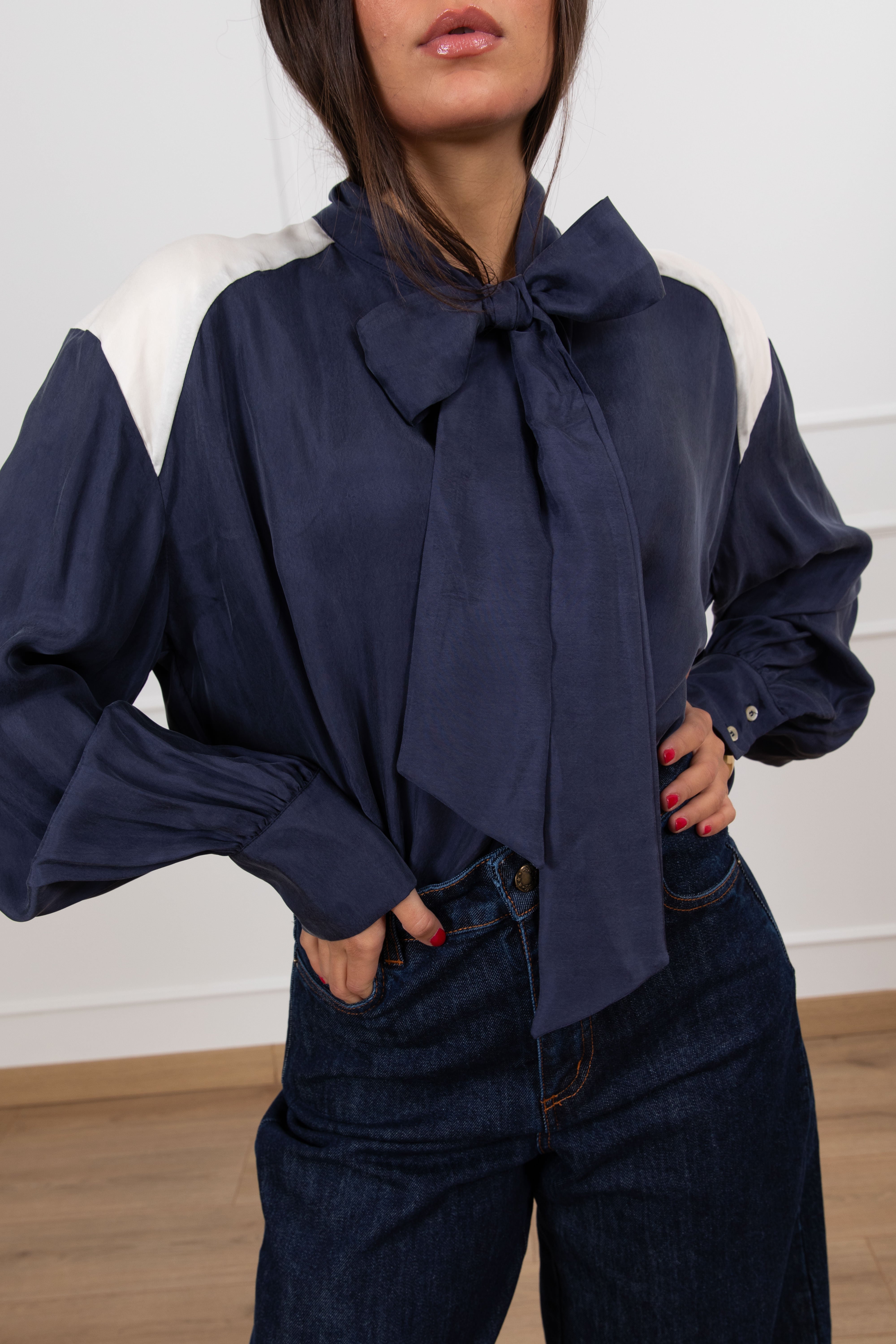 Blusa bi-color in cupro con fiocco Tensione IN