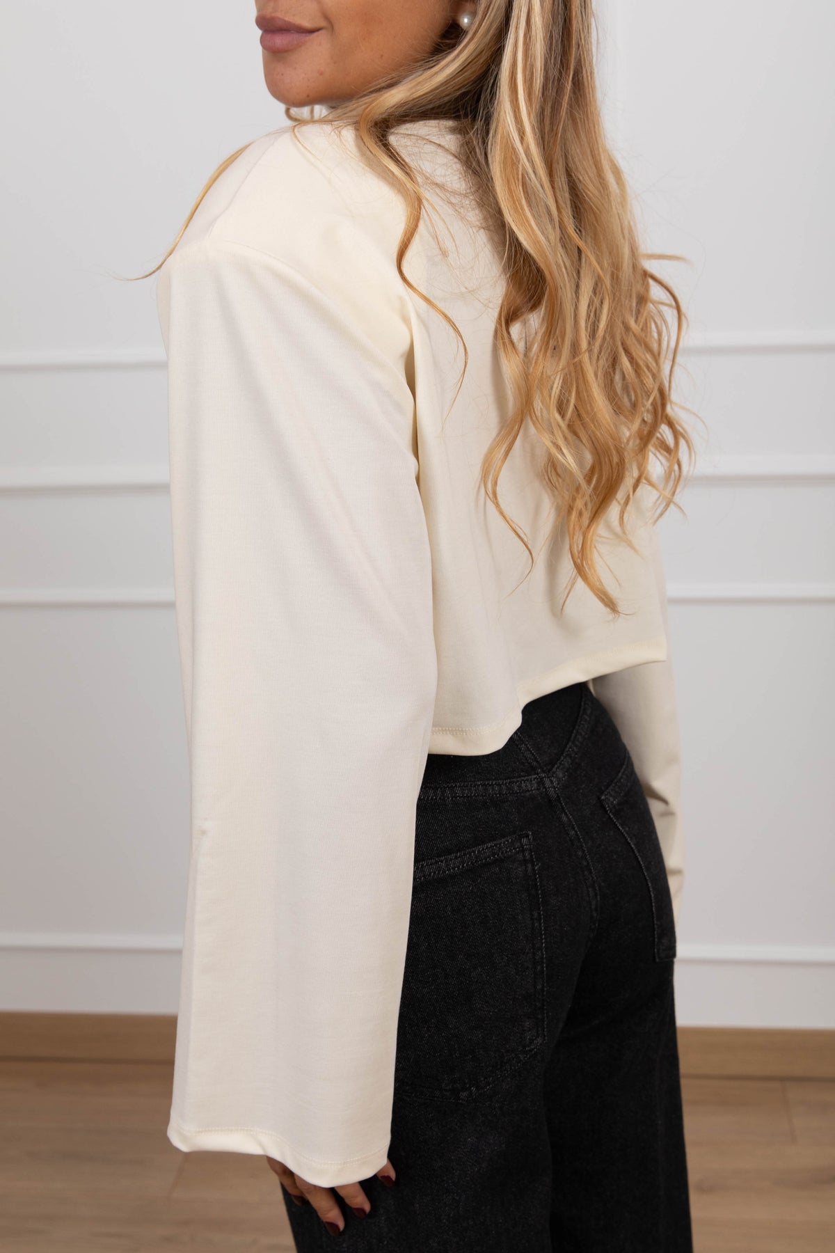 T-shirt cropped mezzo-collo con spallina imbottita variante burro Haveone