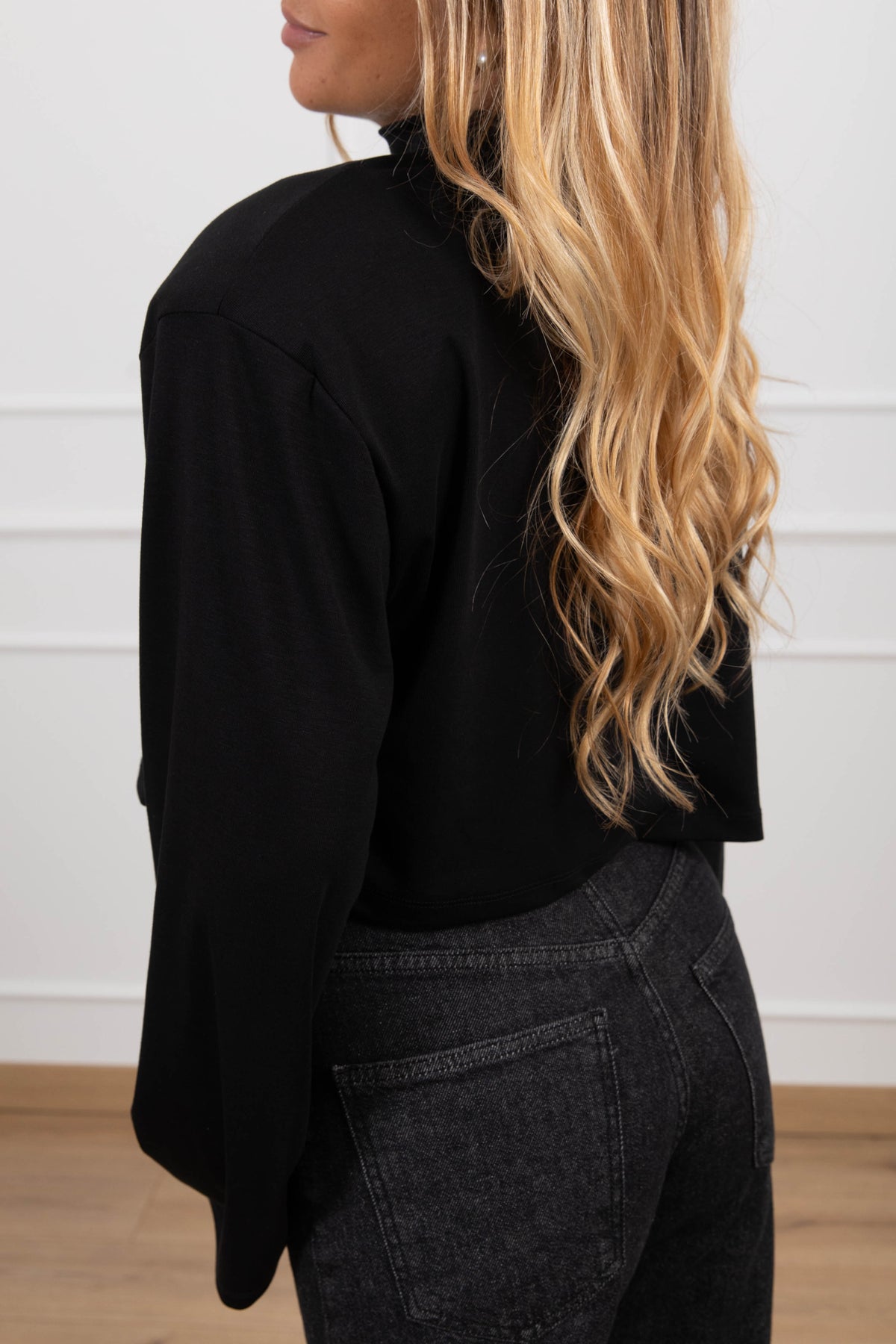 T-shirt cropped mezzo-collo con spallina imbottita variante nero Haveone
