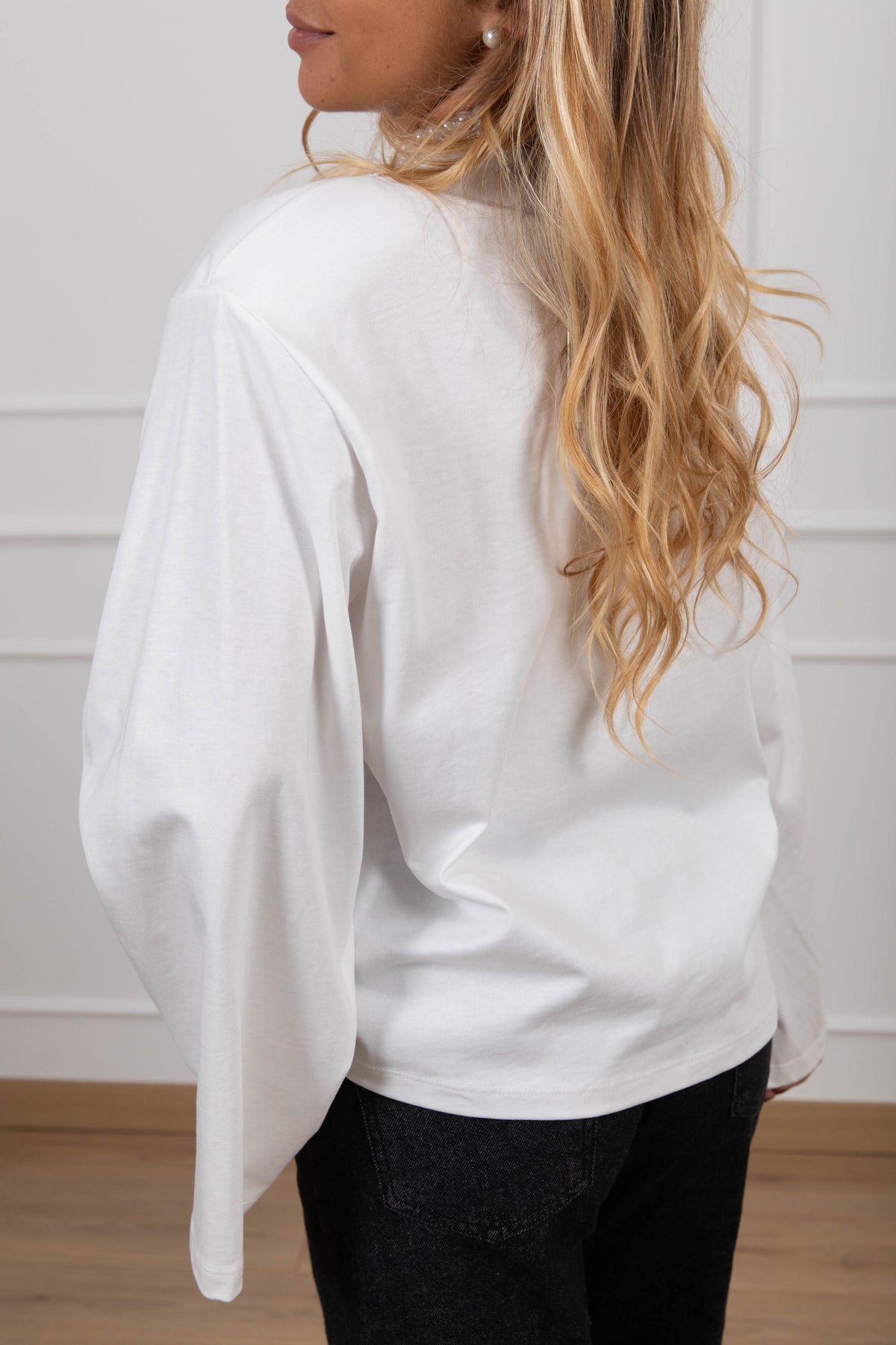 T-shirt manica lunga con spallina imbottita variante panna ViCOLO
