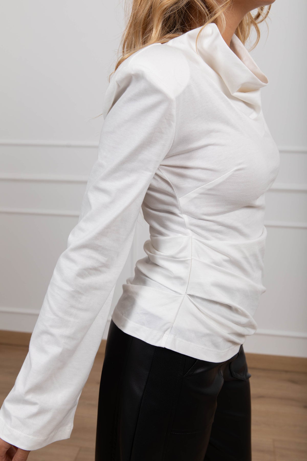 T-shirt mezzo-collo con spallina imbottita e arricciatura variante panna Haveone