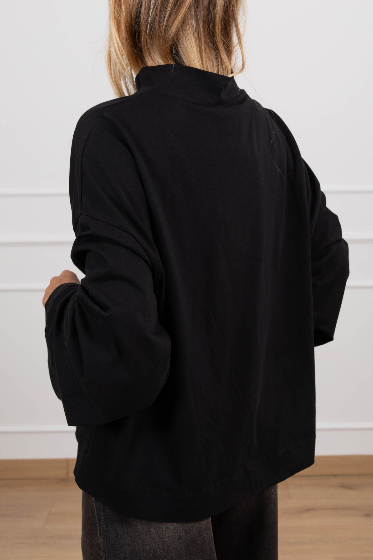 T-shirt con colletto e manica ampia variante nero Tensione IN