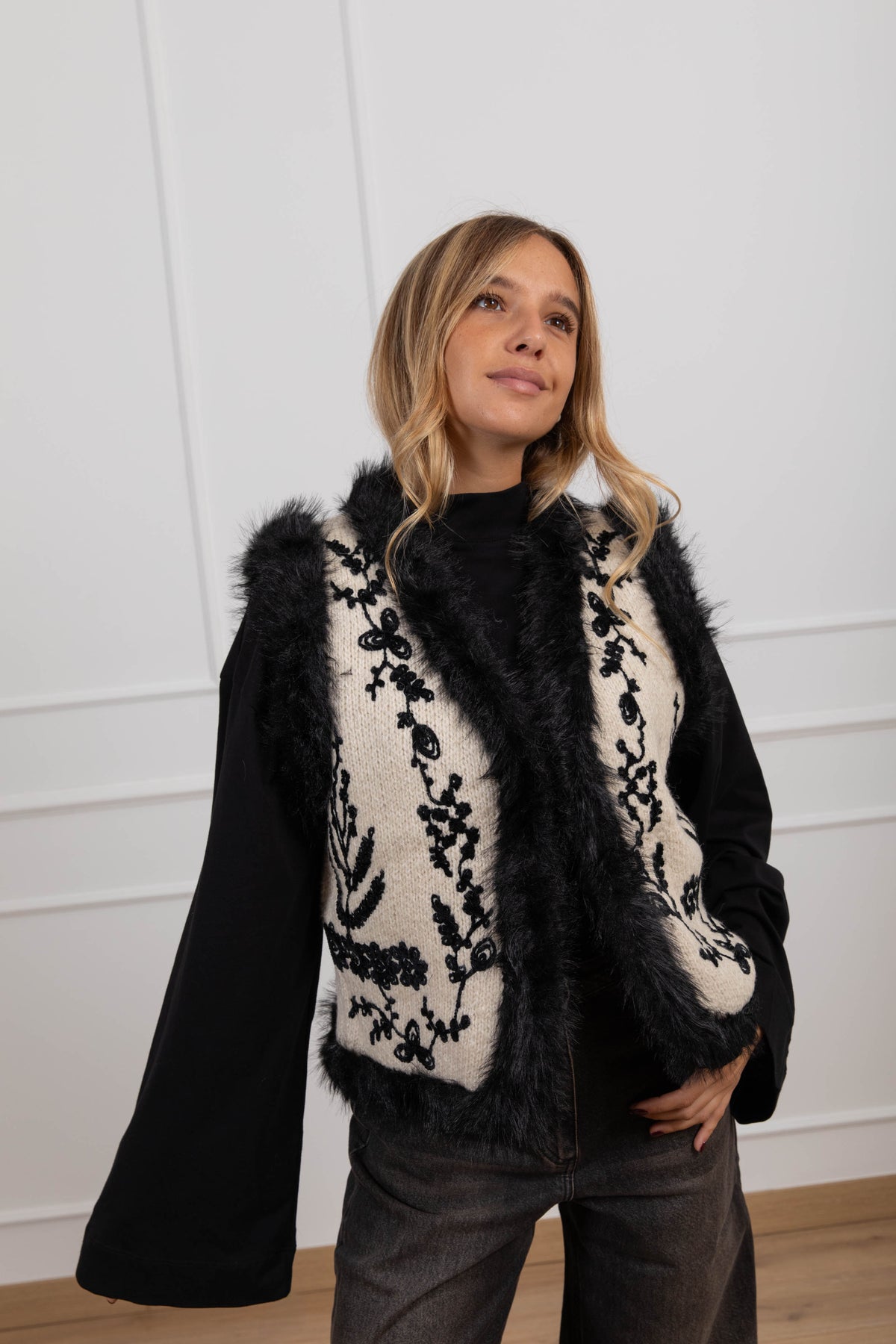Gilet in lana con ricami variante latte Susy Mix
