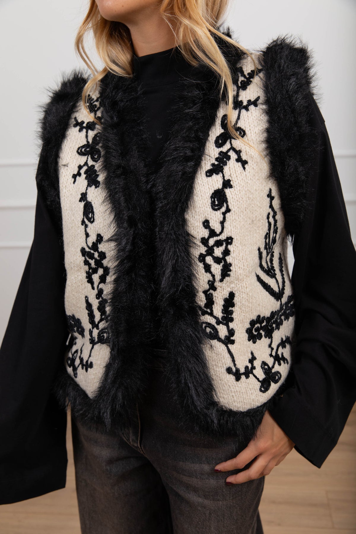 Gilet in lana con ricami variante latte Susy Mix