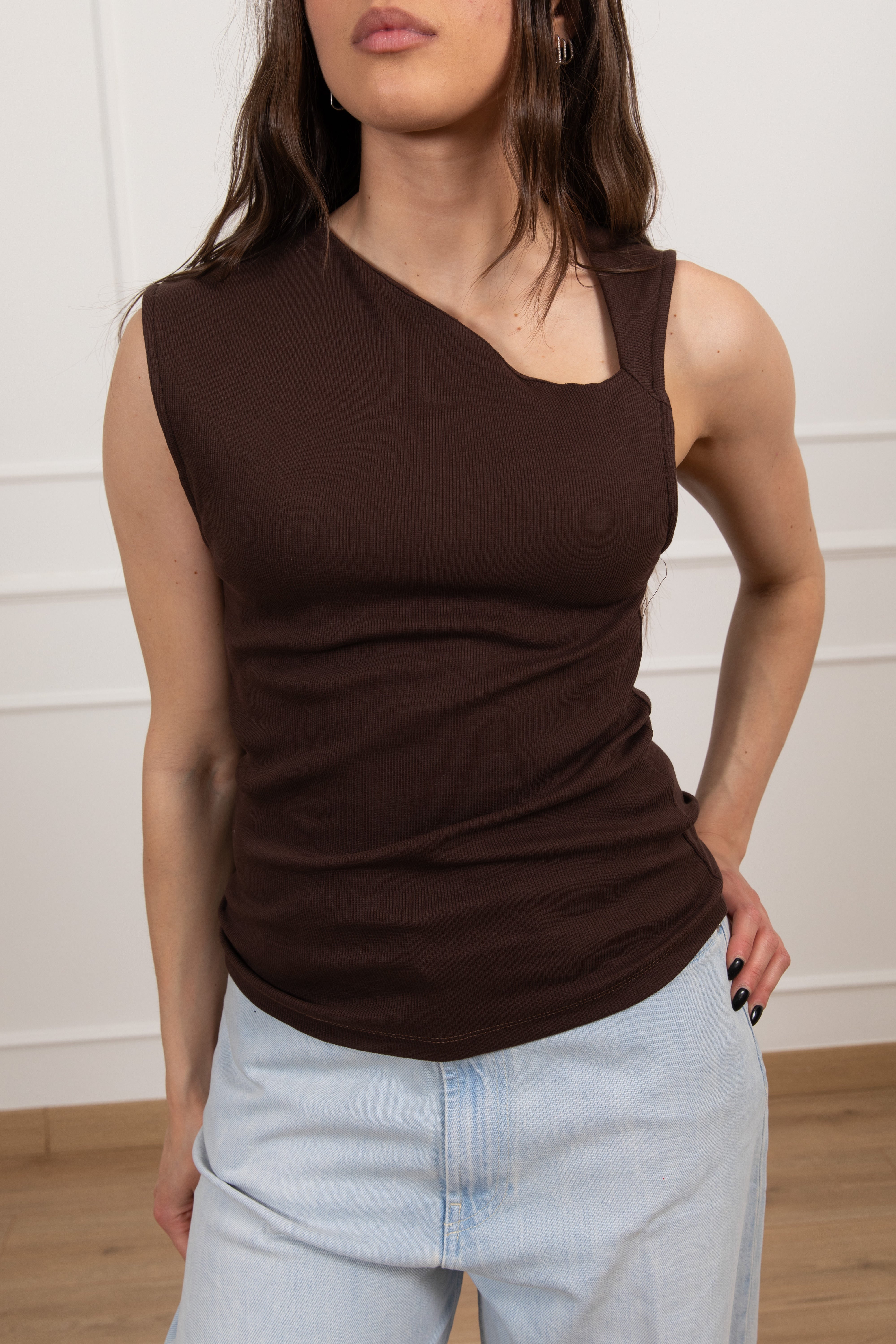 Canotta a costine con scollo asimmetrico Motel