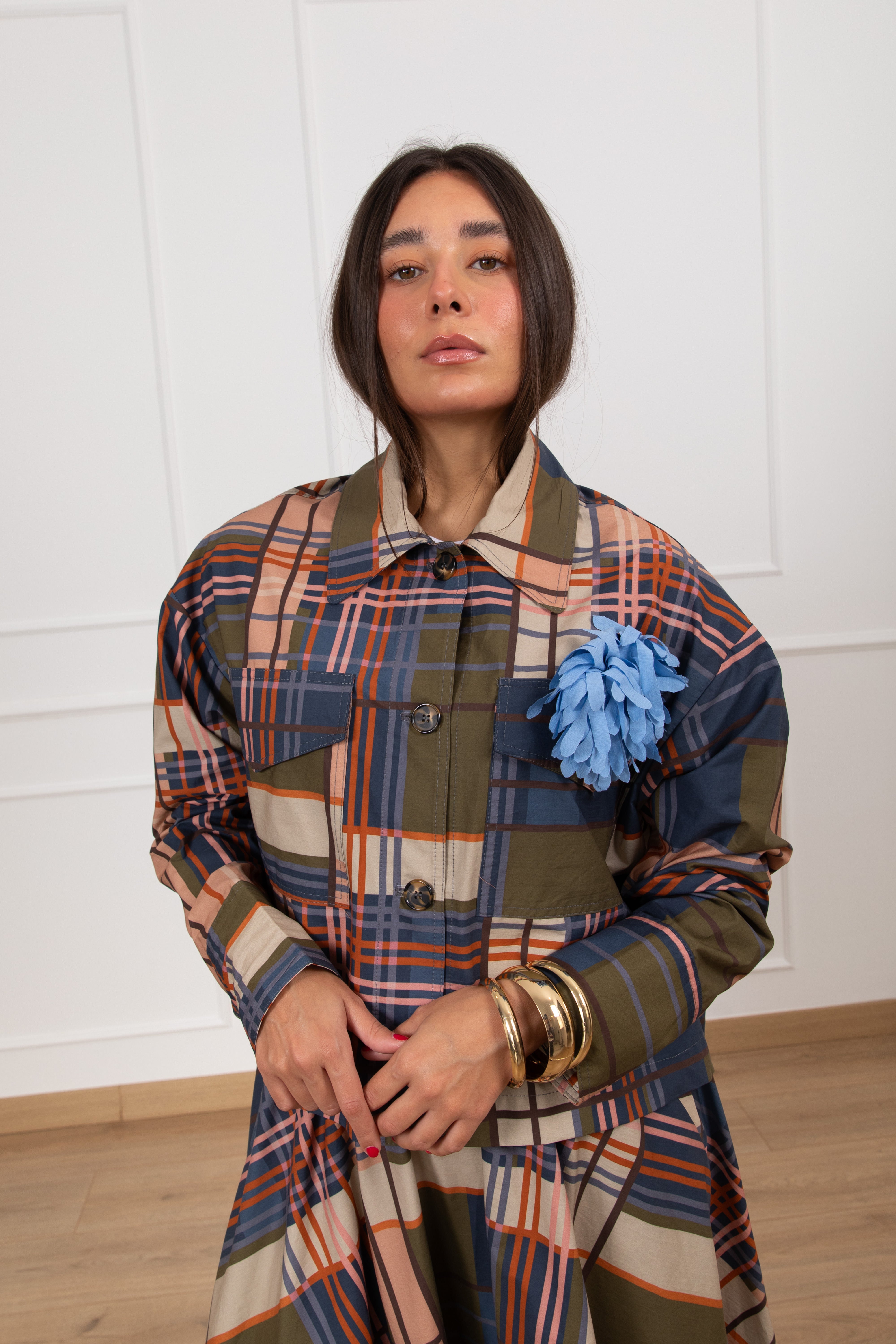 Giacca cropped motivo geometrico con spilla Dixie