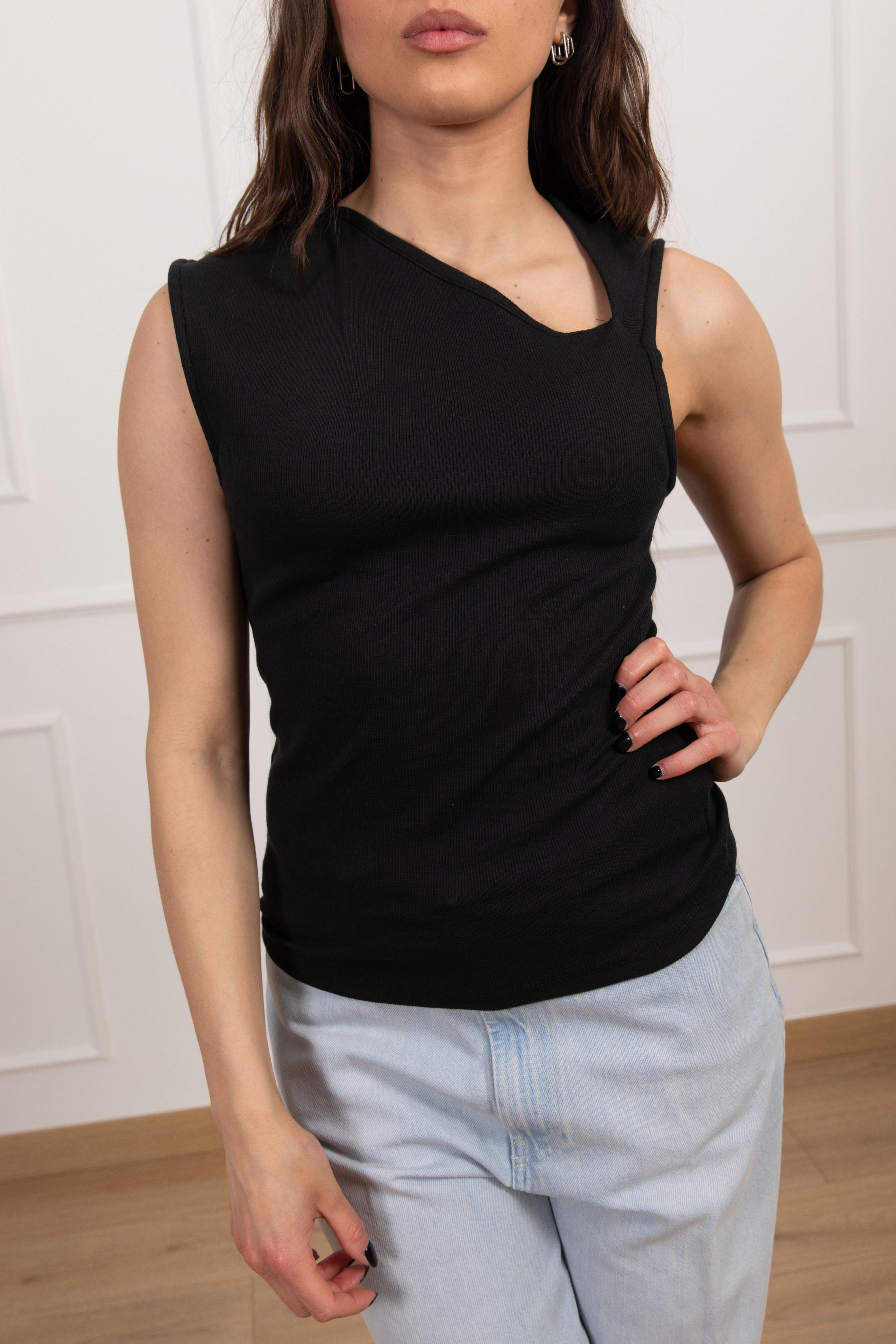 Canotta a costine con scollo asimmetrico Motel