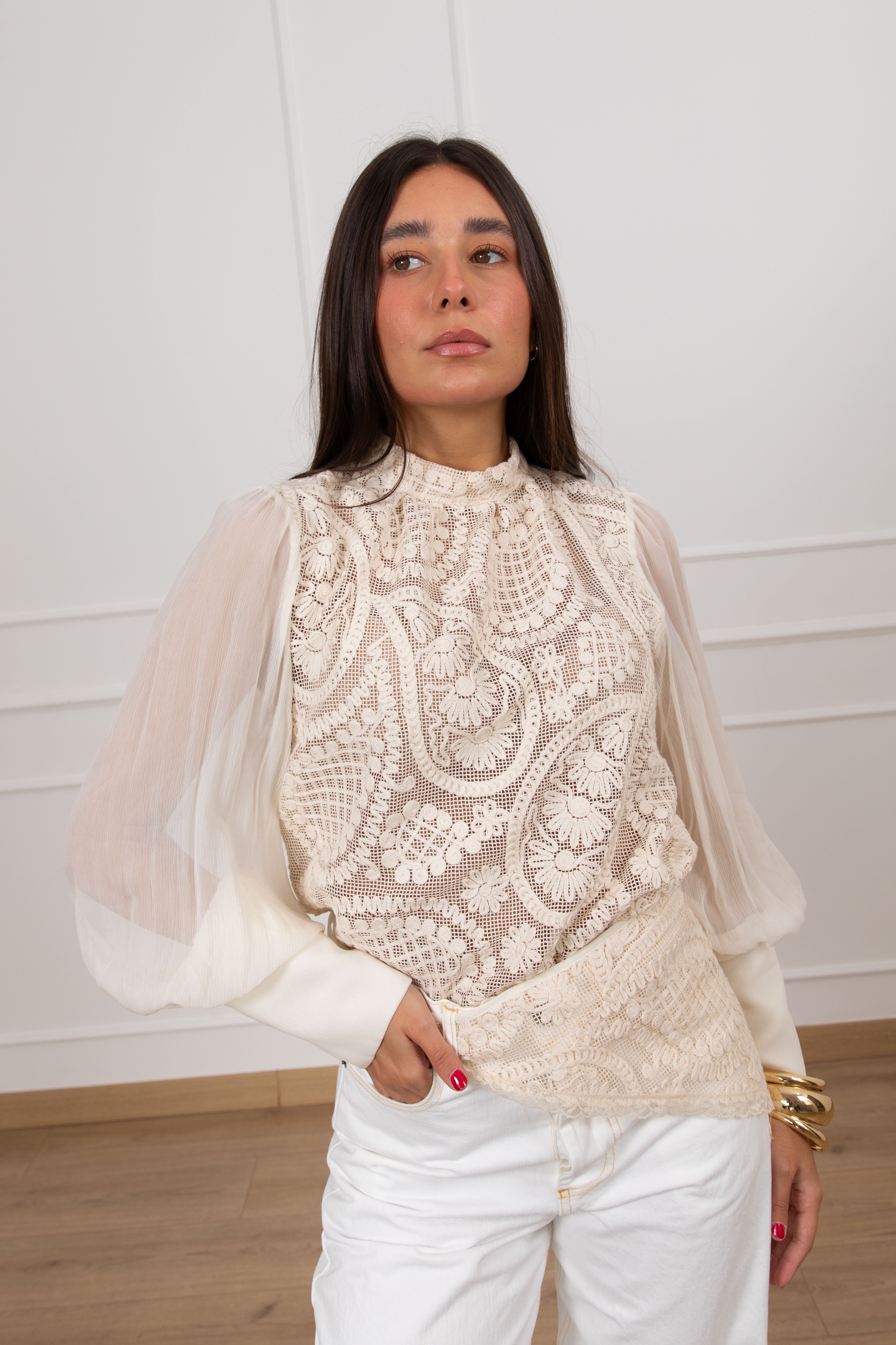 Blusa in macramè con manica a sbuffo Tensione IN