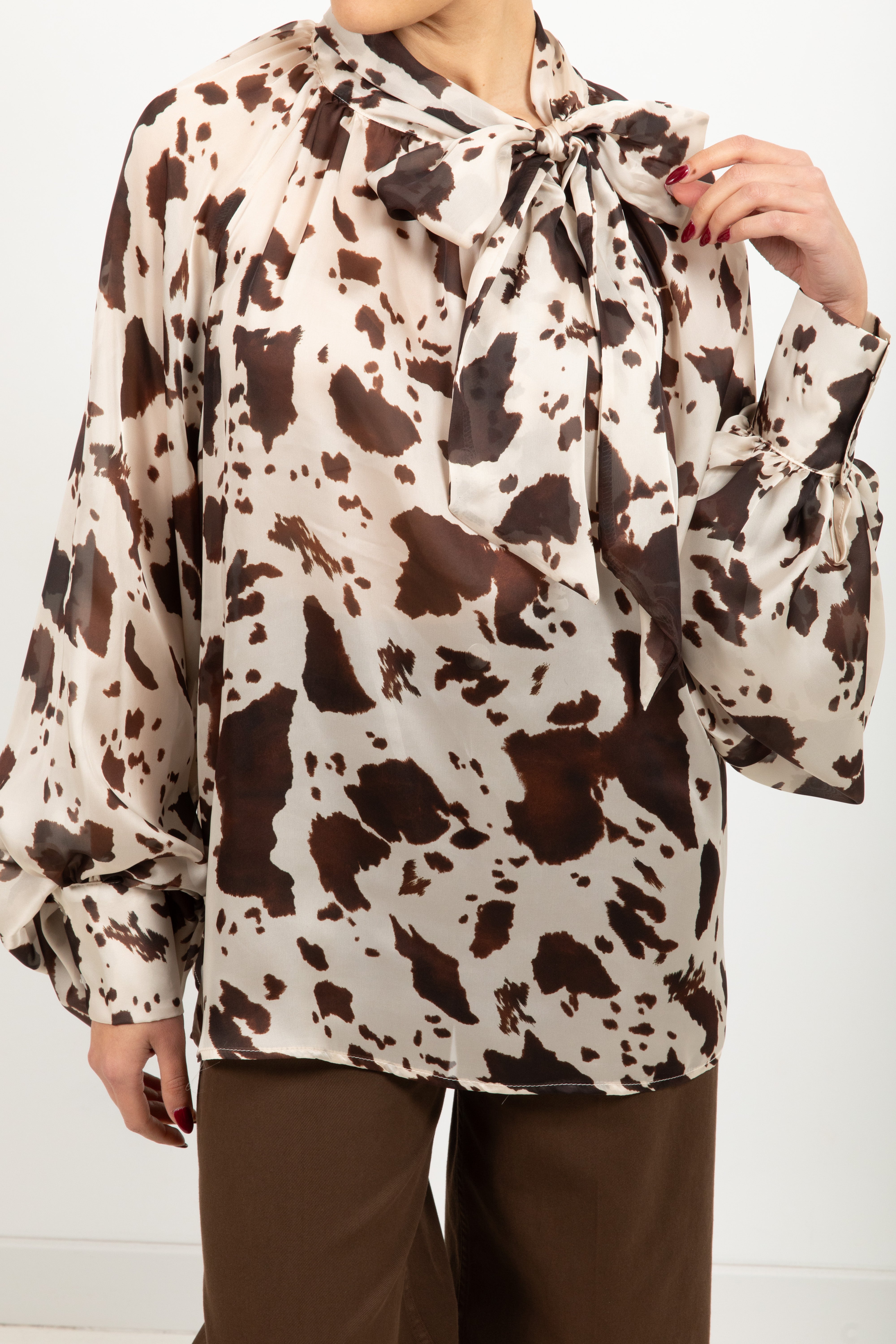 Blusa in viscosa cow print con fiocco Tensione IN