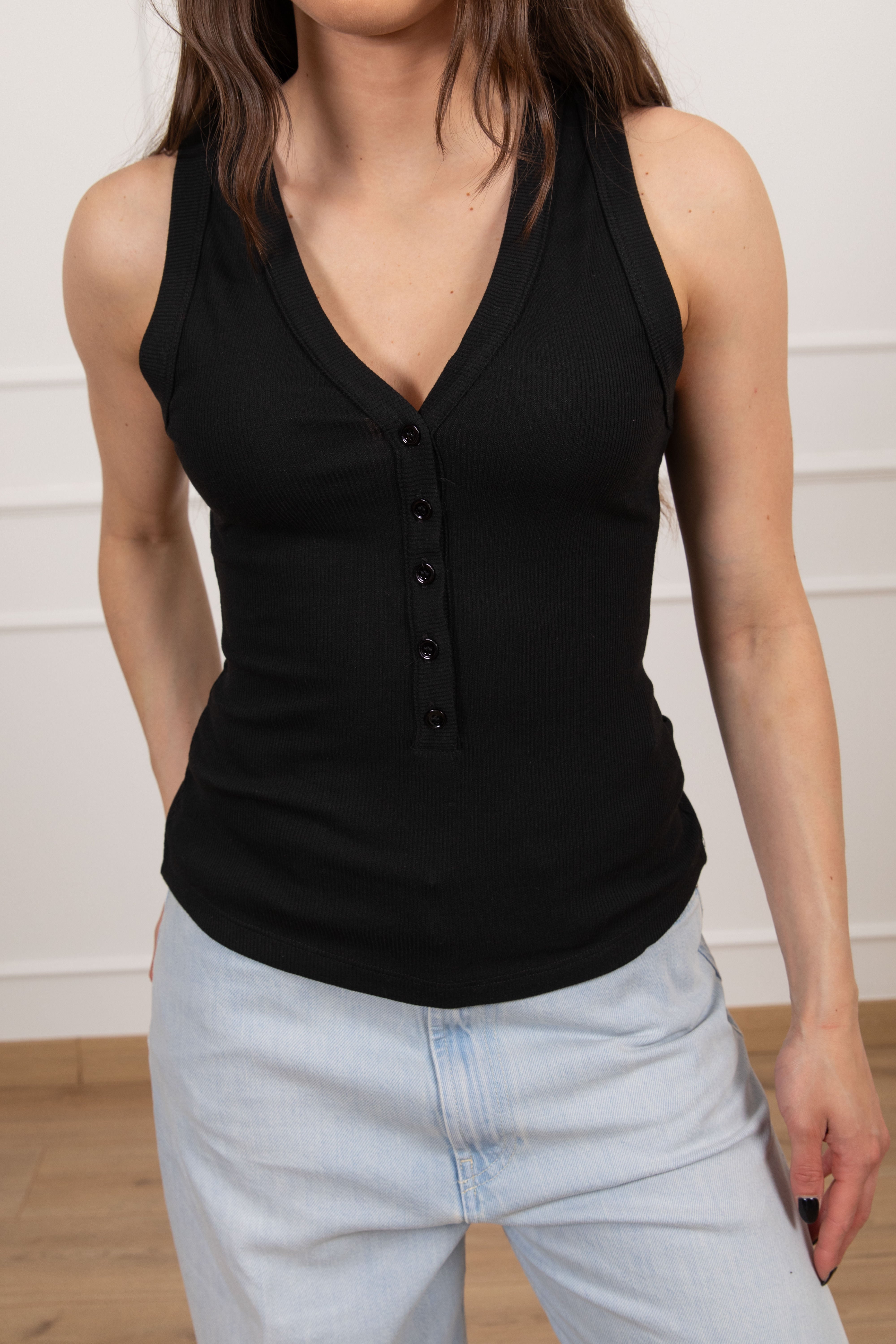 Canotta a coste con scollo a "V" e bottoncini ViCOLO