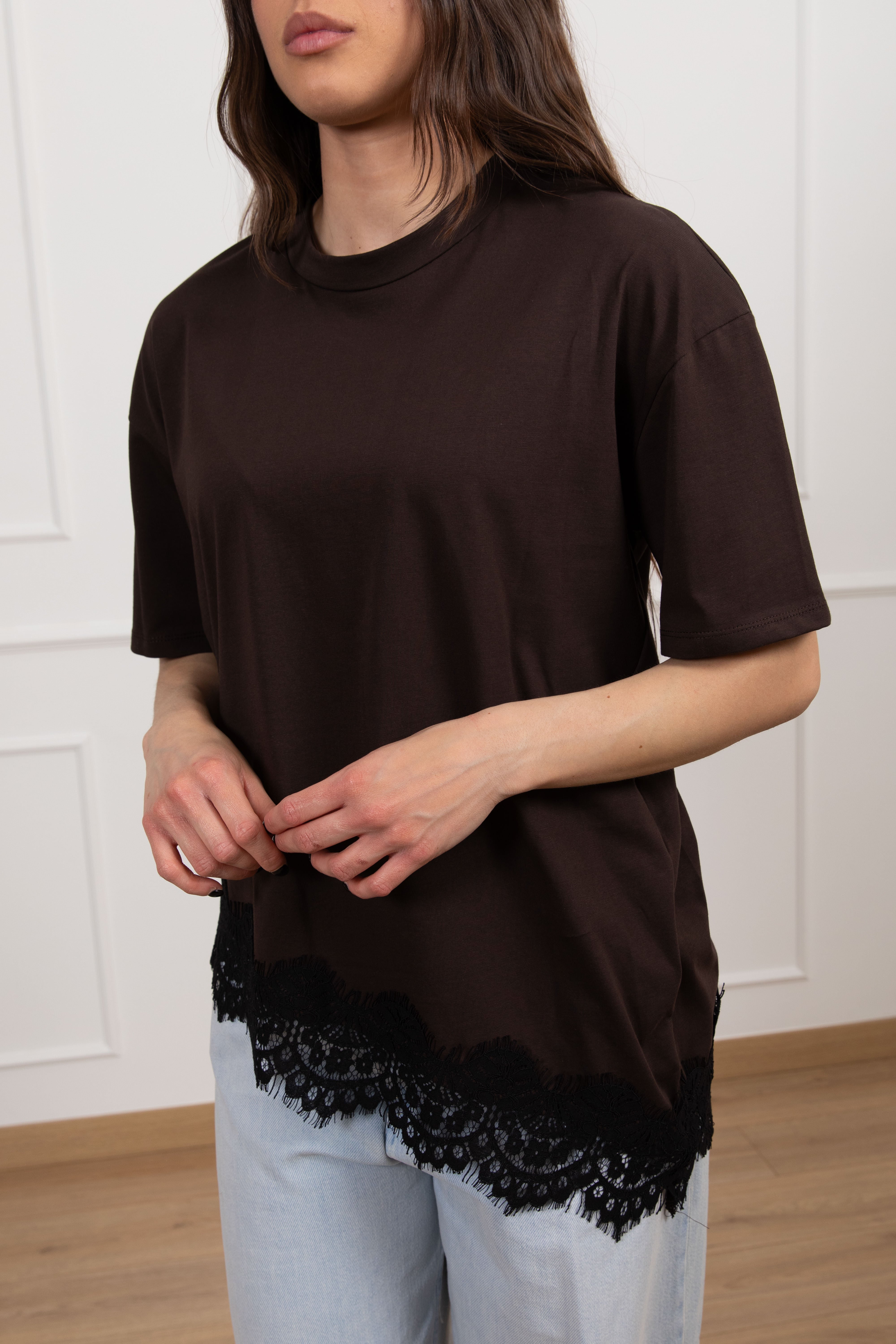 T-shirt con fondo asimmetrico in pizzo ViCOLO