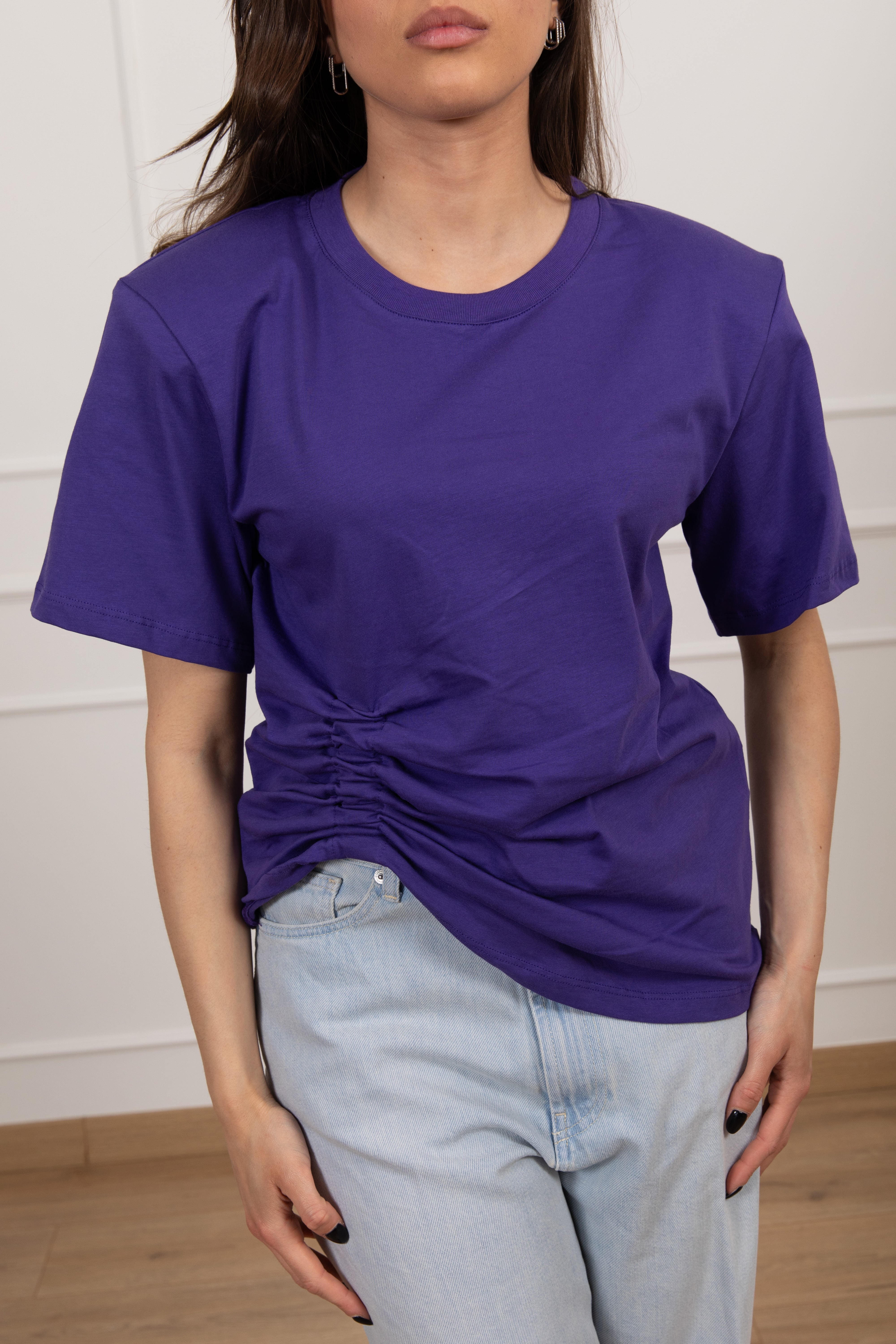 T-shirt con arricciatura laterale e spallina imbottita ViCOLO