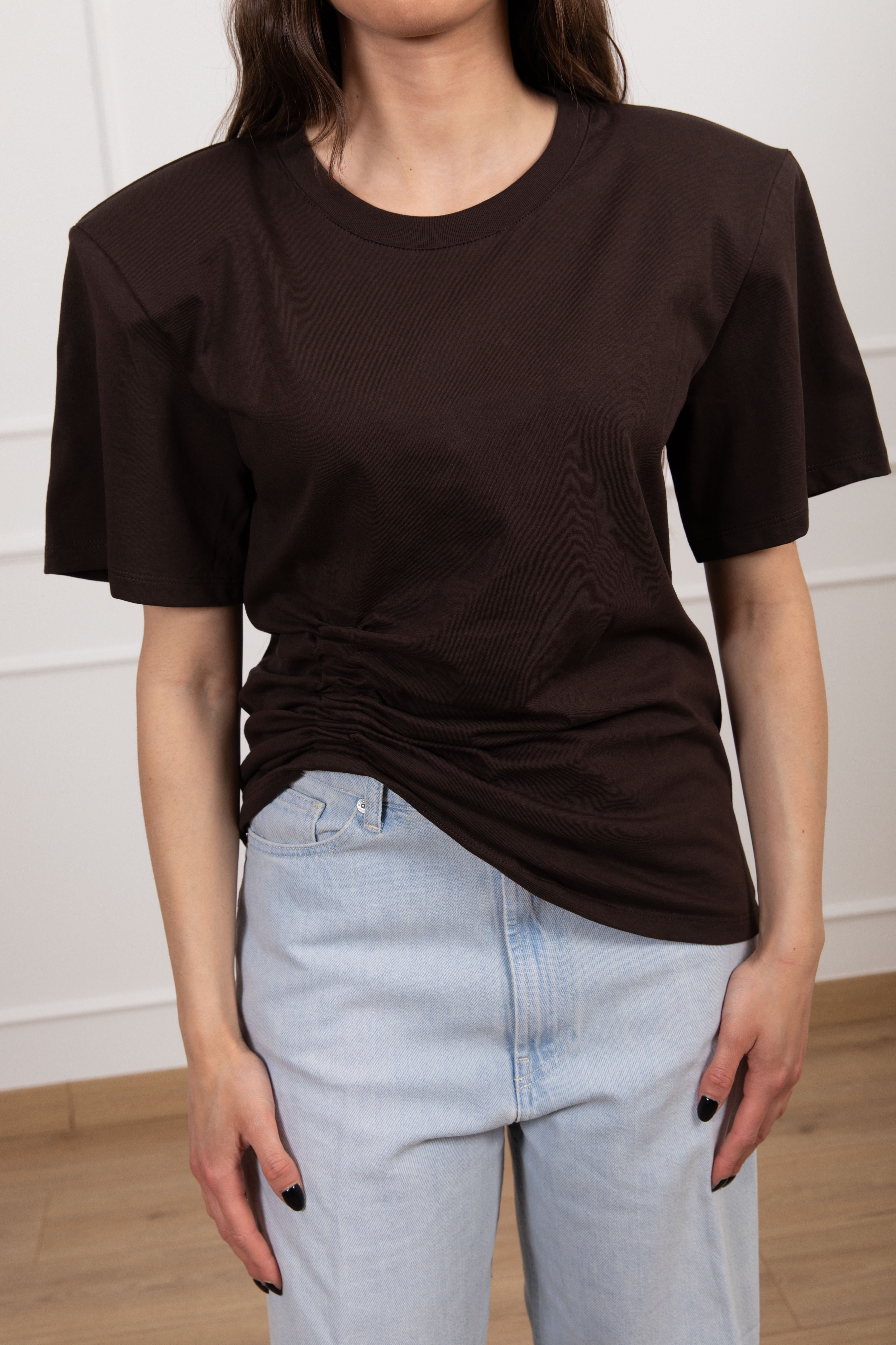 T-shirt con arricciatura laterale e spallina imbottita ViCOLO