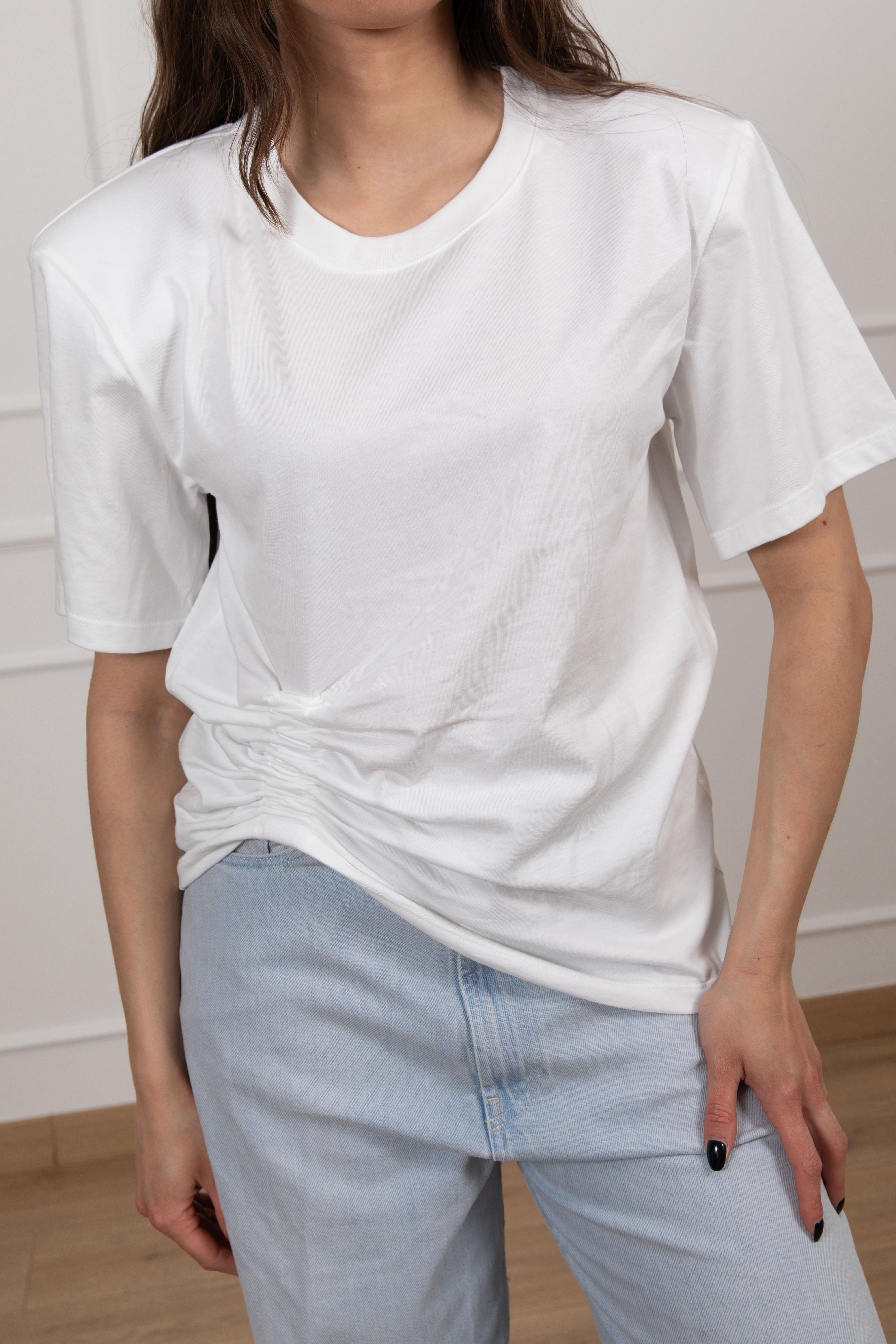 T-shirt con arricciatura laterale e spallina imbottita ViCOLO