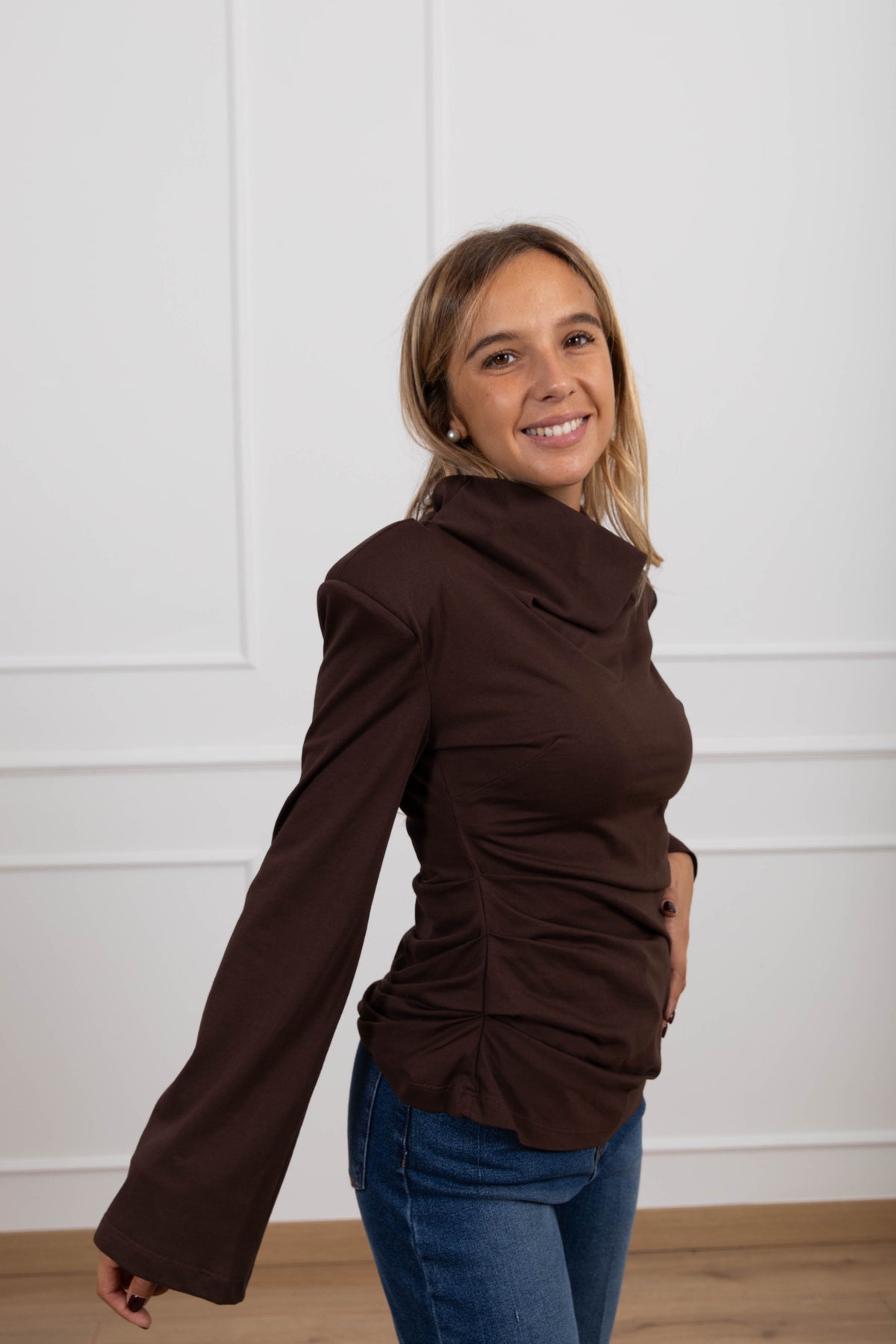 T-shirt mezzo-collo con spallina imbottita variante moro Haveone