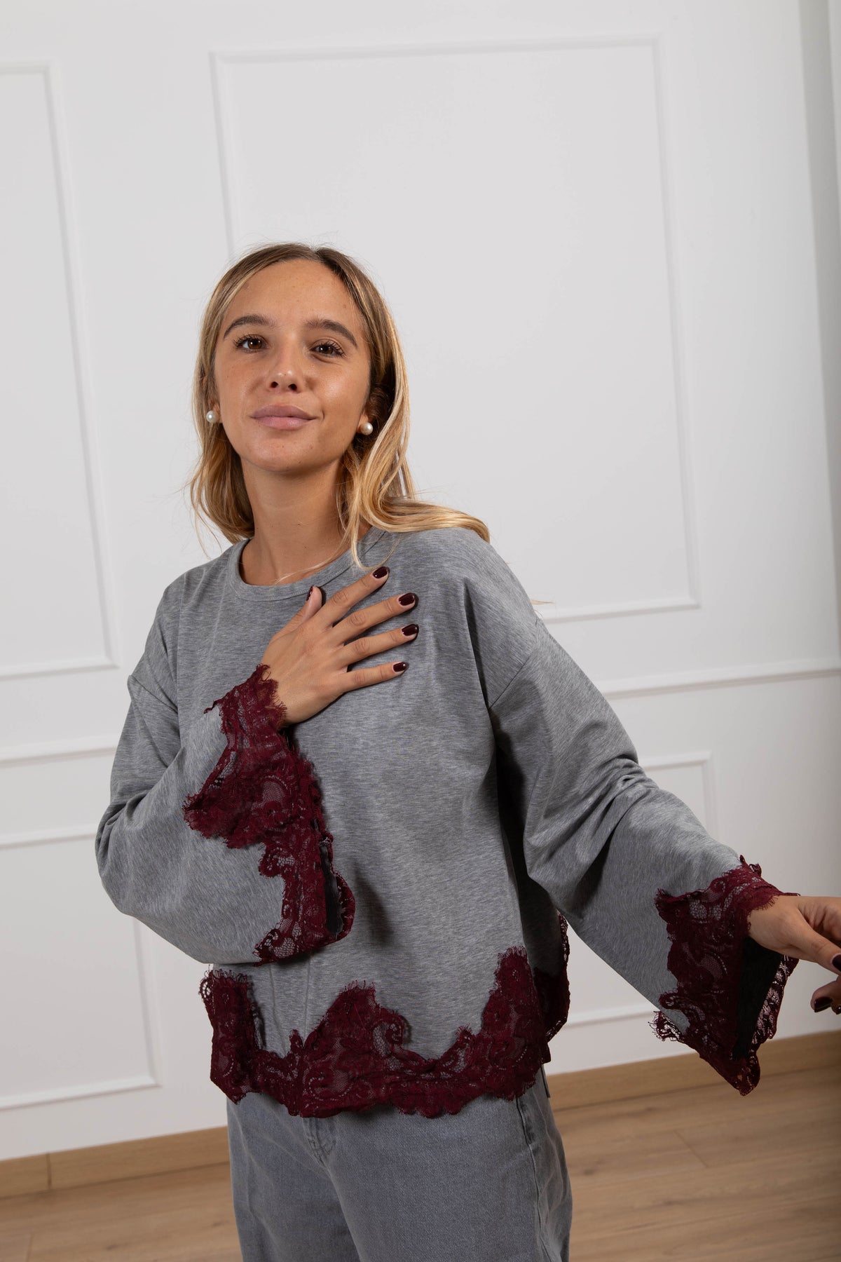 T-shirt con manica ampia e pizzo variante grigio/bordeaux Haveone