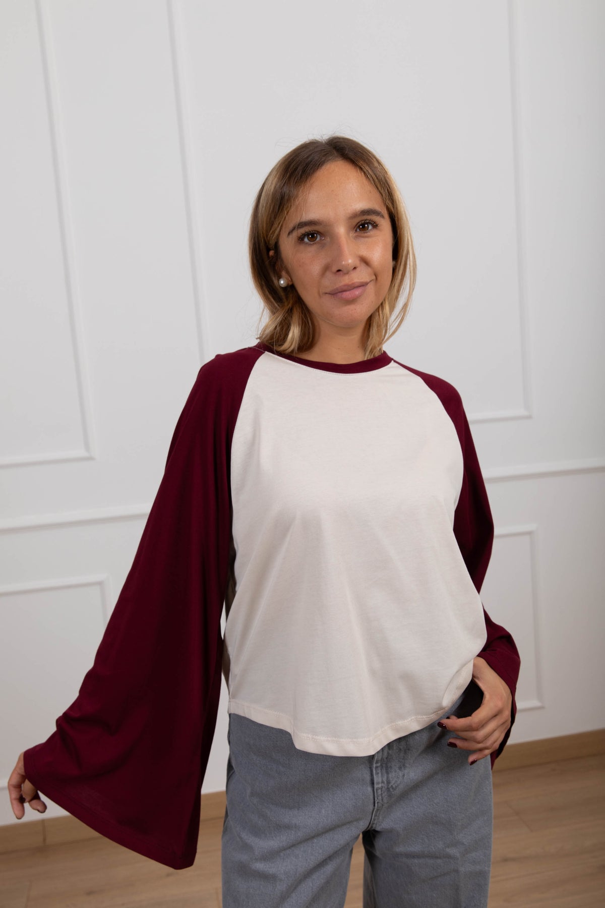 T-shirt con manica svasata a contrasto variante bordeaux/burro ViCOLO