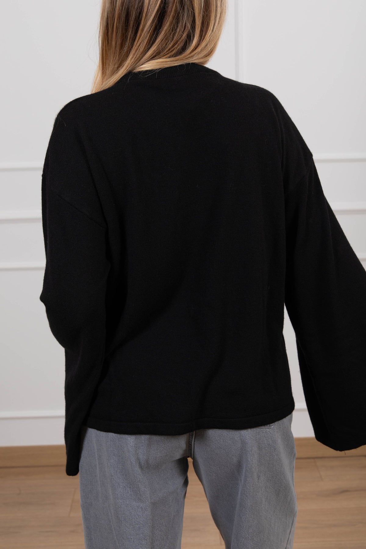 Pull girocollo manica svasata variante nero ViCOLO
