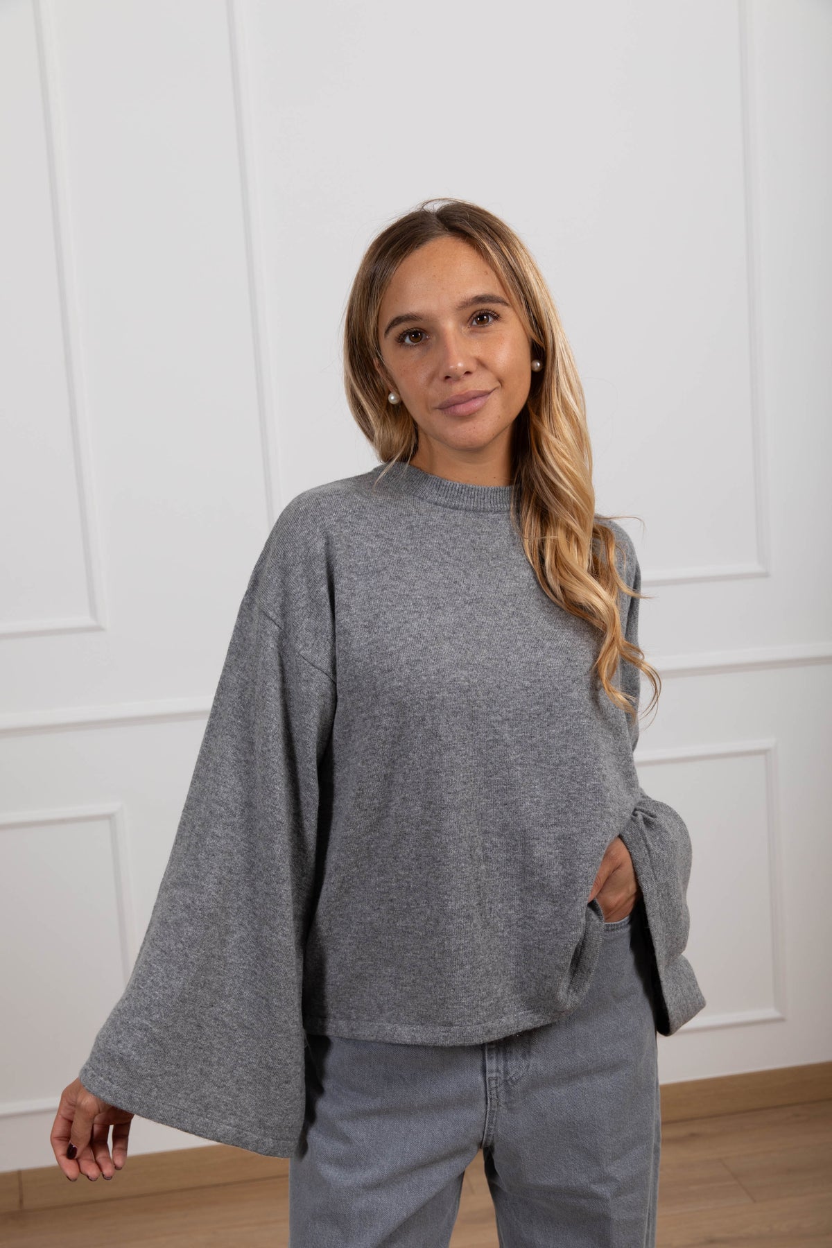 Pull girocollo manica svasata variante grigio ViCOLO