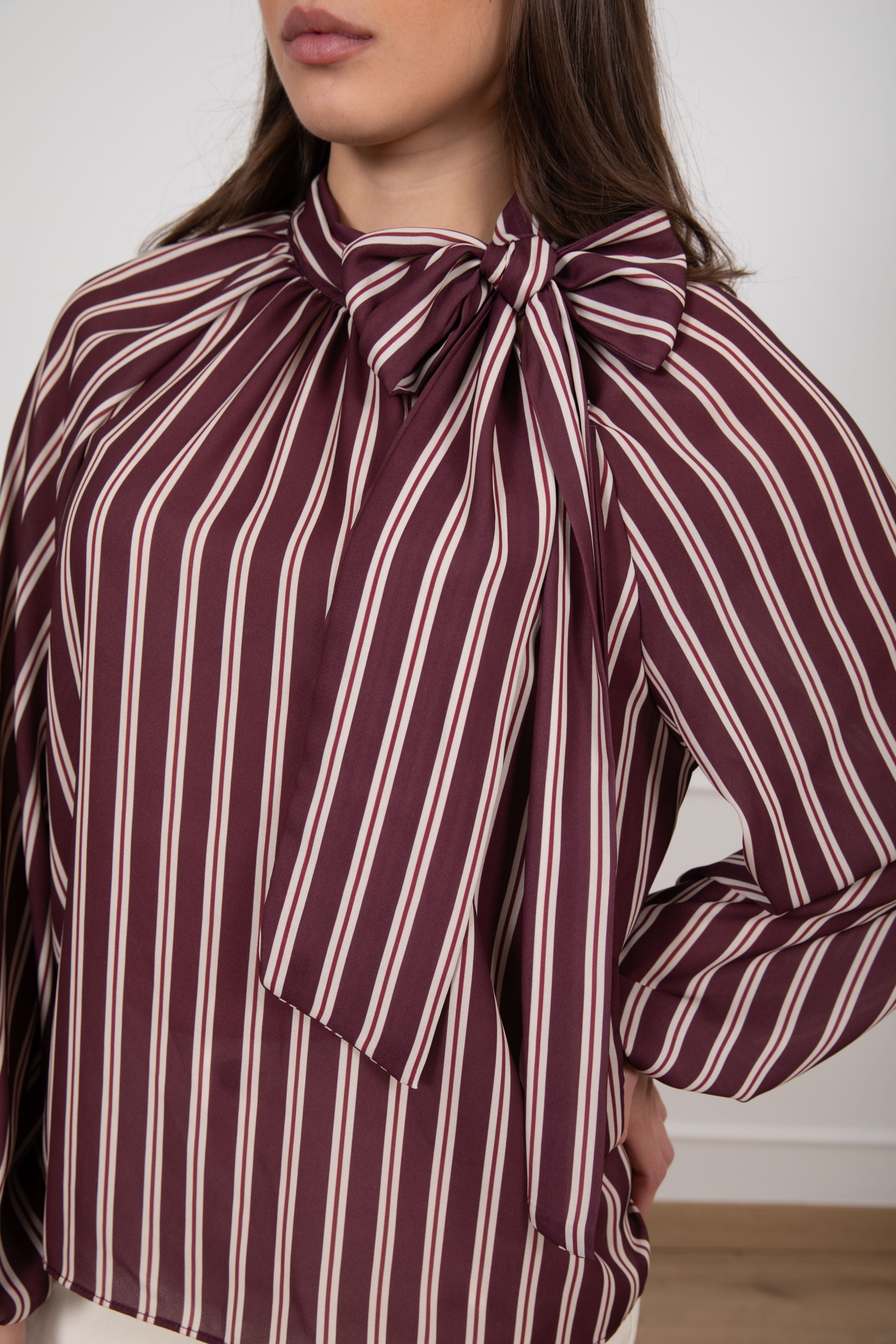 Blusa bacchettata bordeaux con fiocco Susy Mix