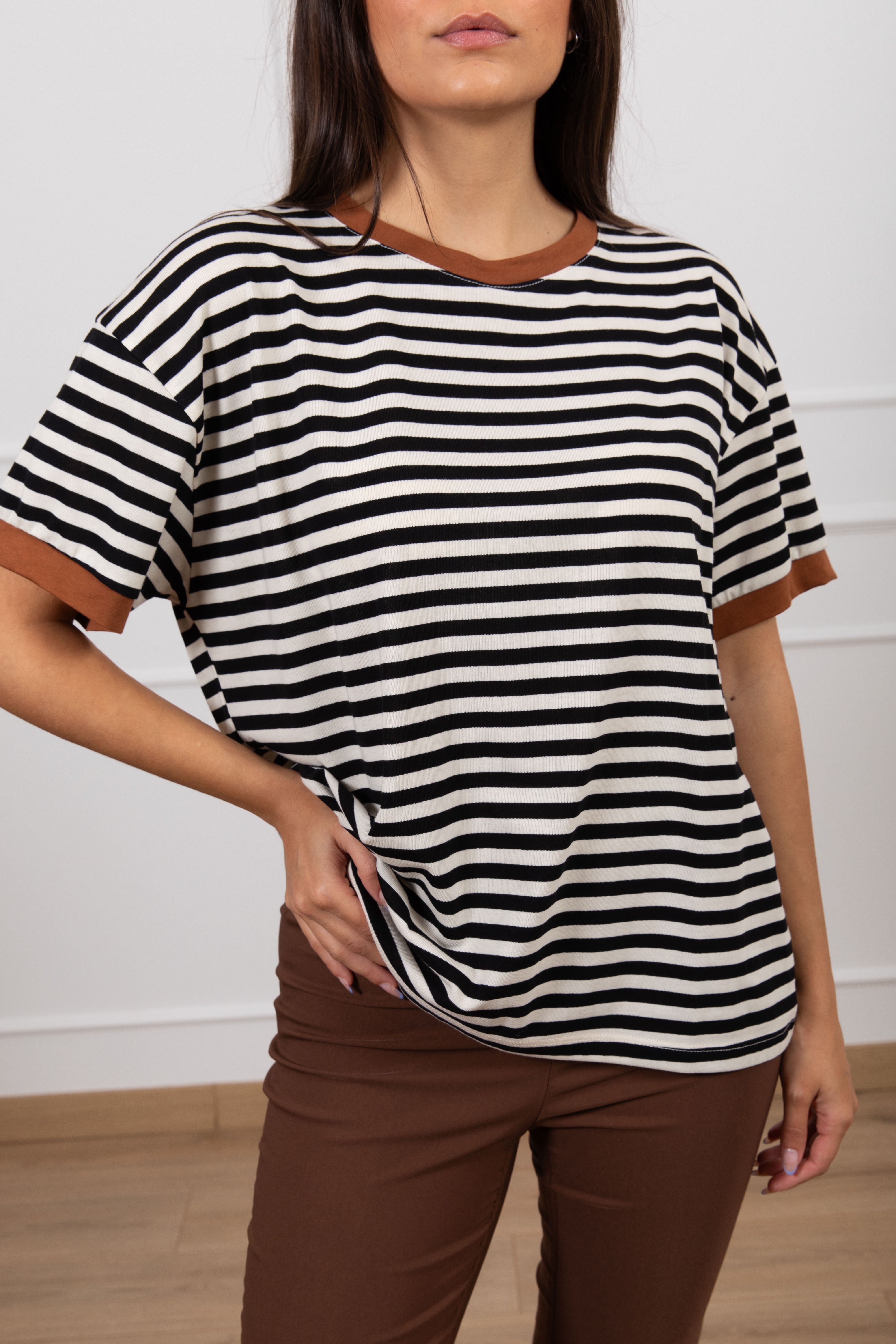 T-shirt a righe con profilo a contrasto Tensione IN