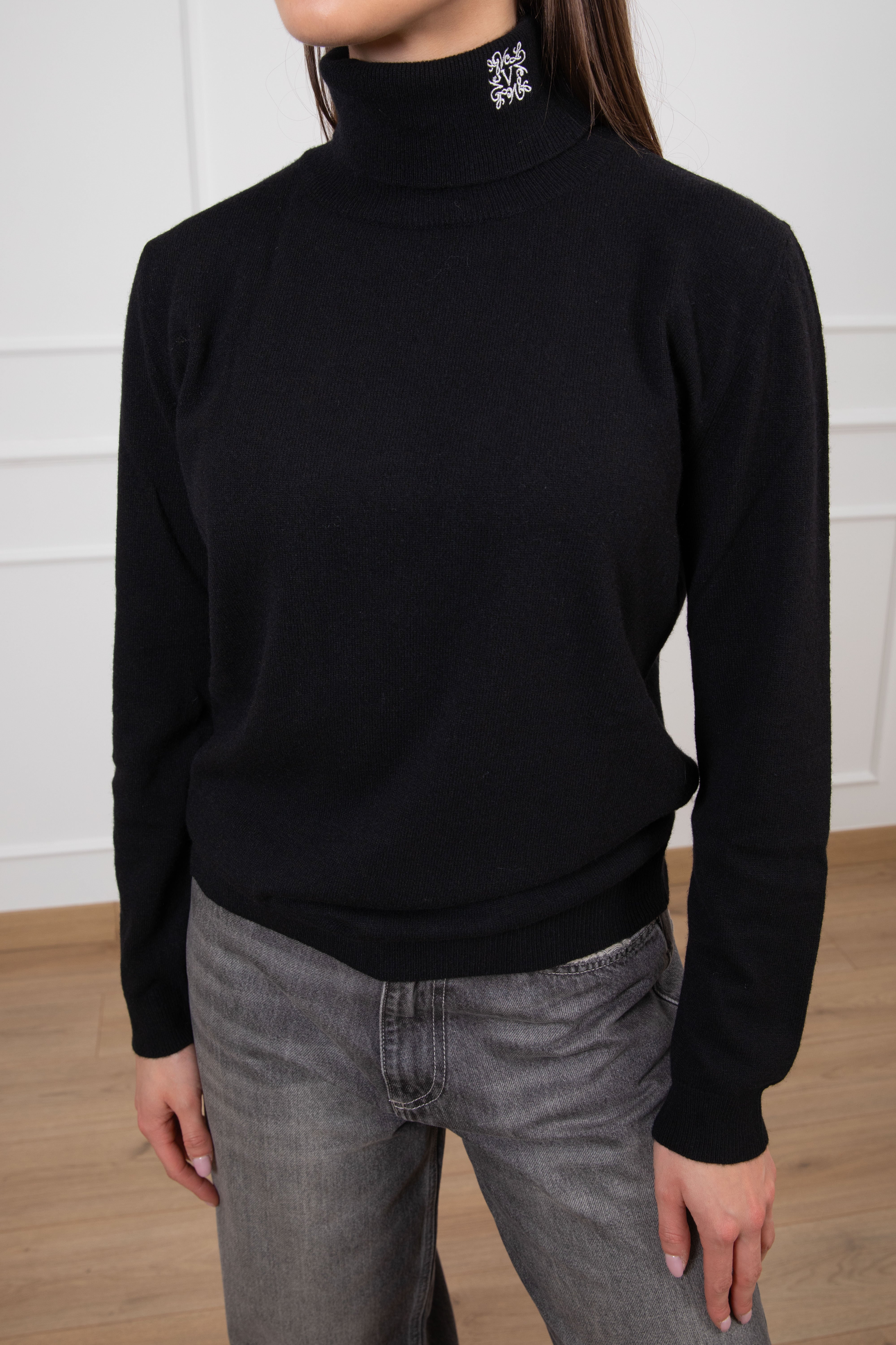 Dolcevita in lana e cashmere con monogram sul collo ViCOLO