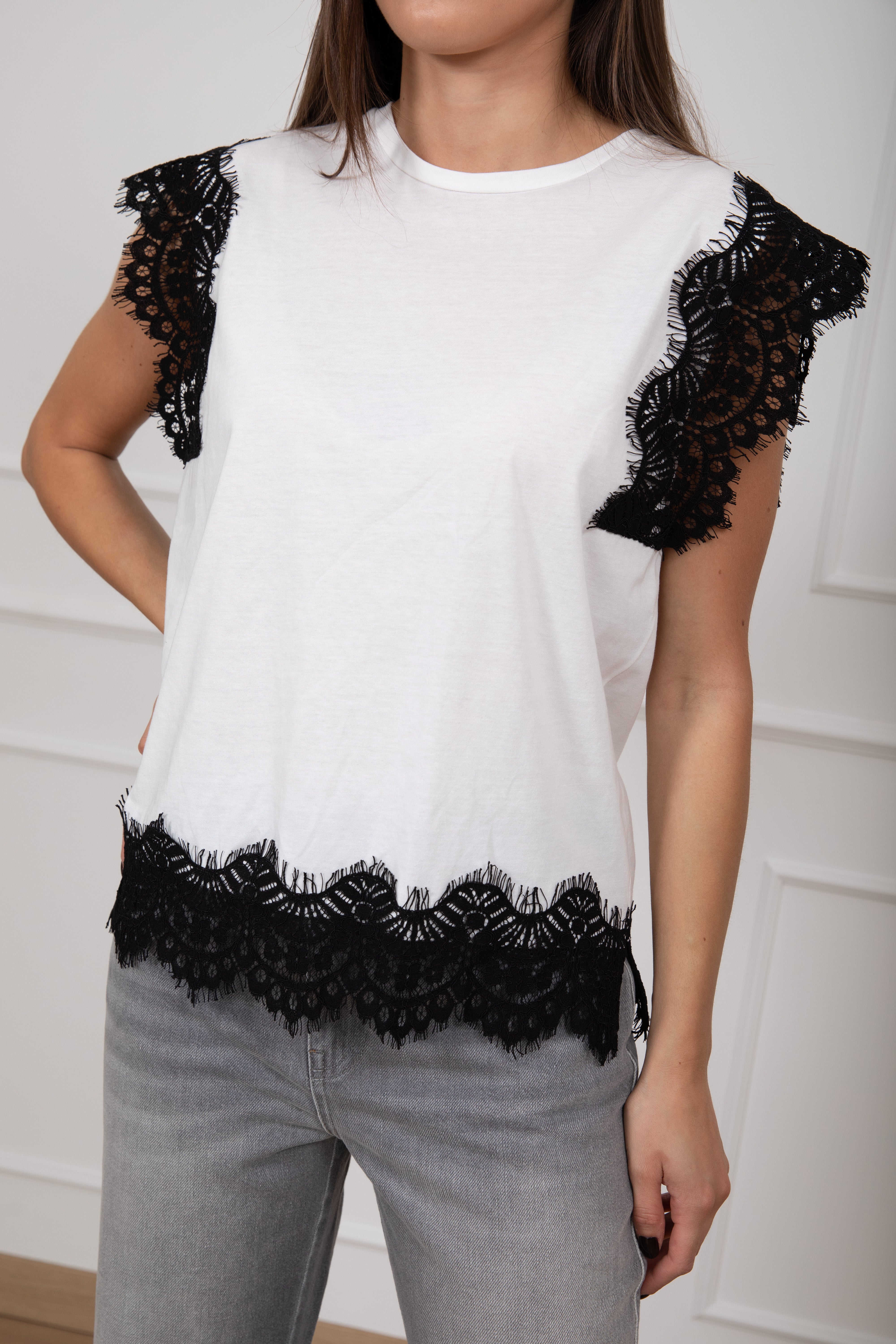 T-shirt con bordi in pizzo Tensione IN
