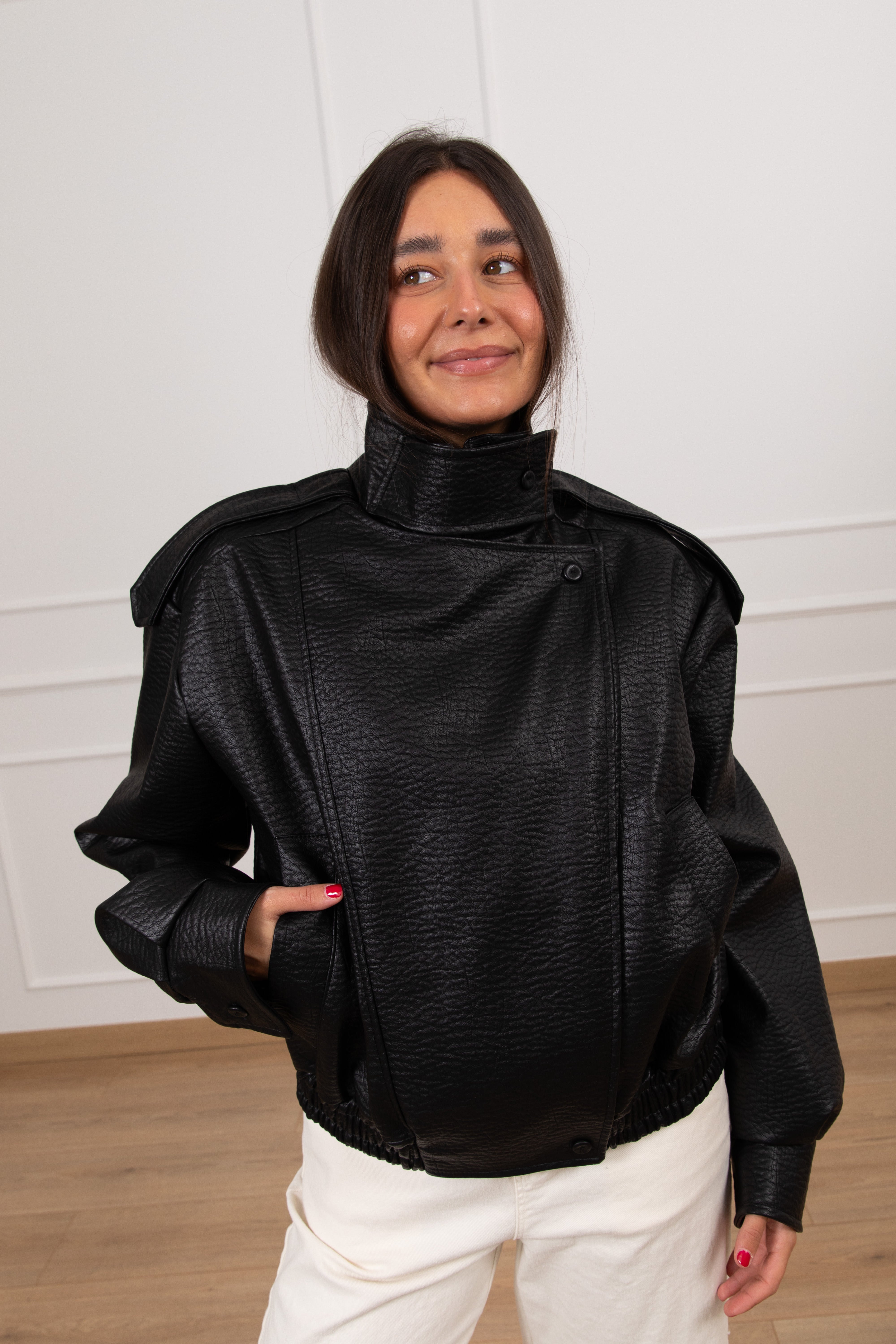 Bomber in eco-pelle martellata con collo a ciambella ViCOLO