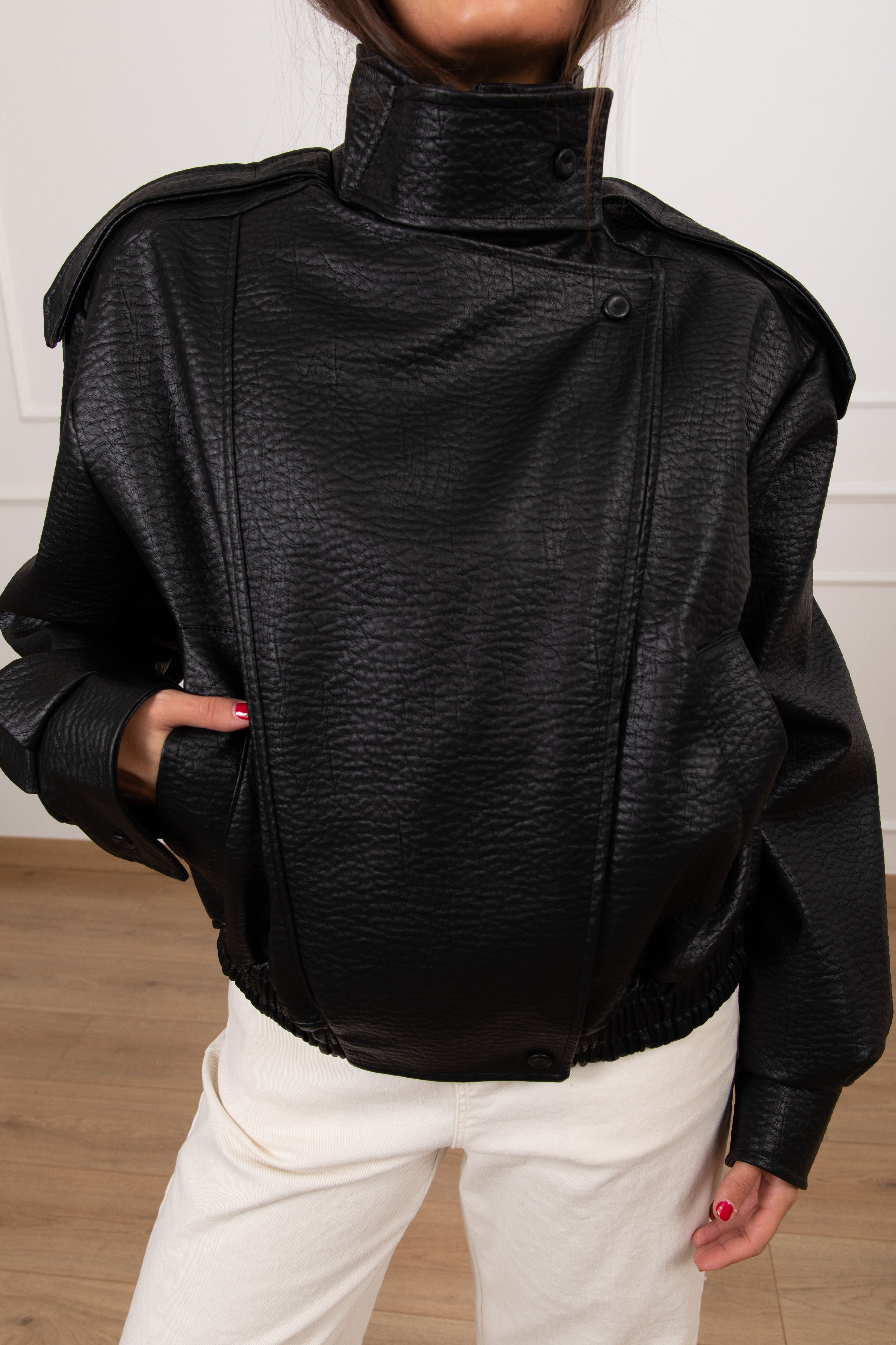 Bomber in eco-pelle martellata con collo a ciambella ViCOLO