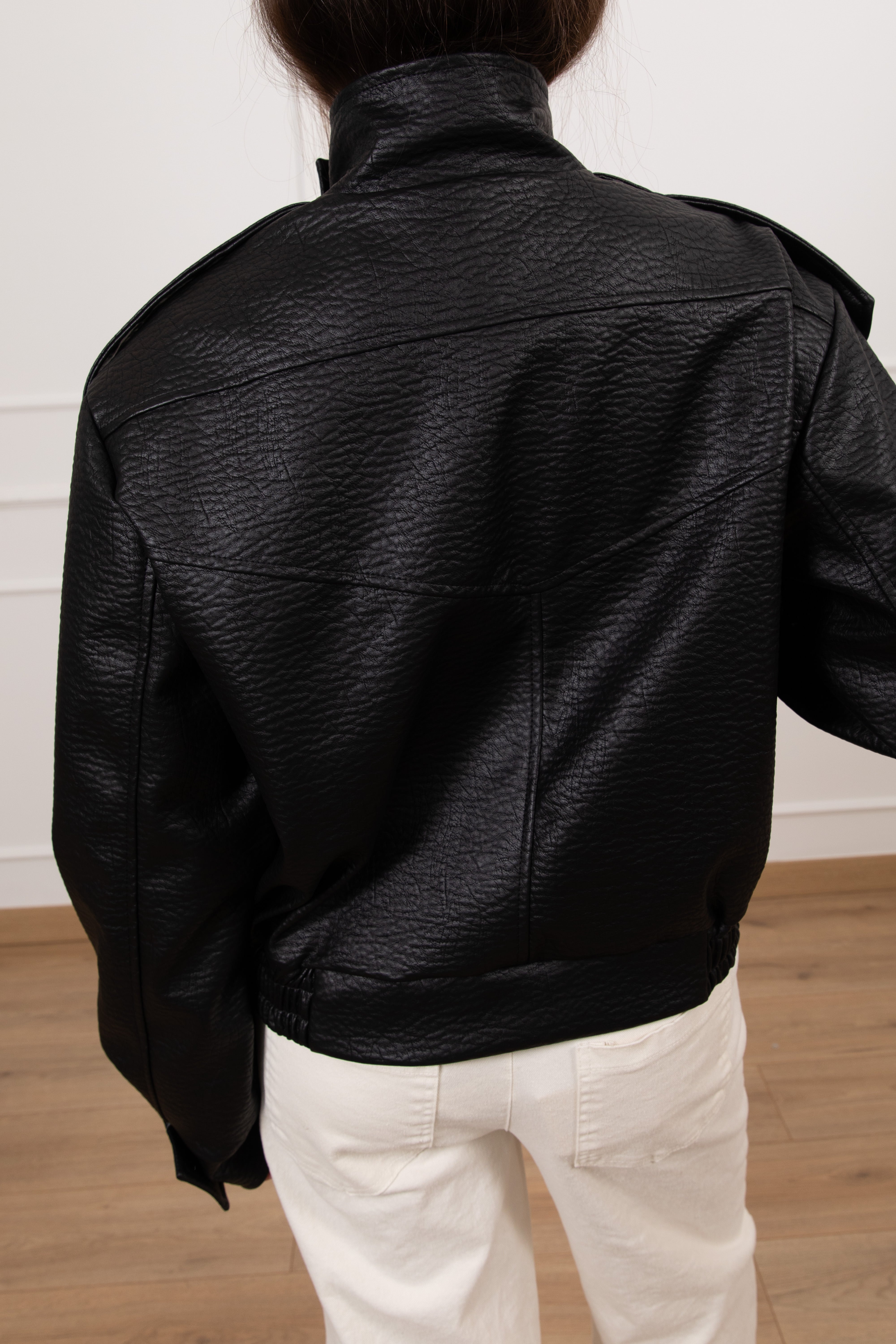 Bomber in eco-pelle martellata con collo a ciambella ViCOLO