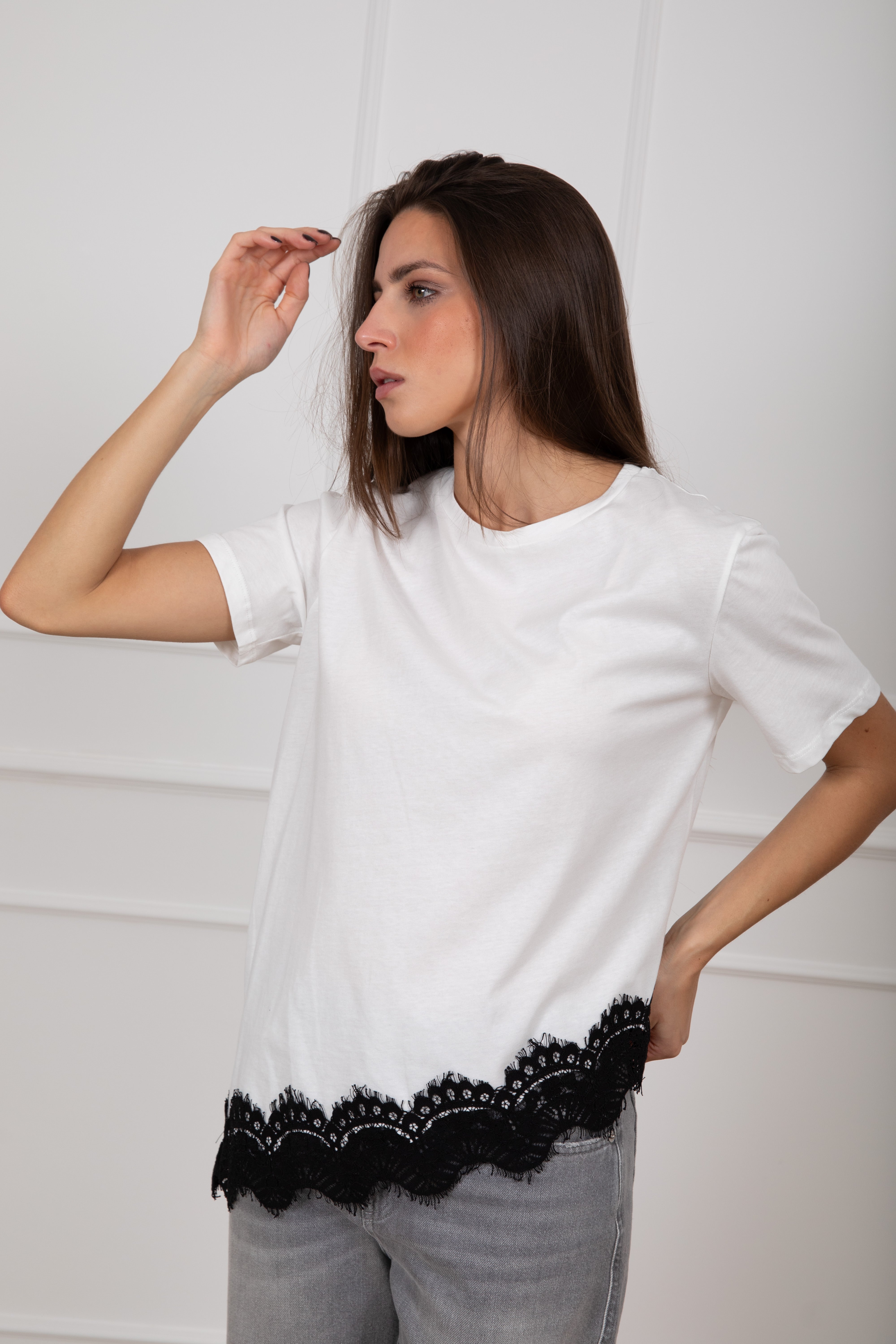 T-shirt con fondo asimmetrico e pizzo Tensione IN
