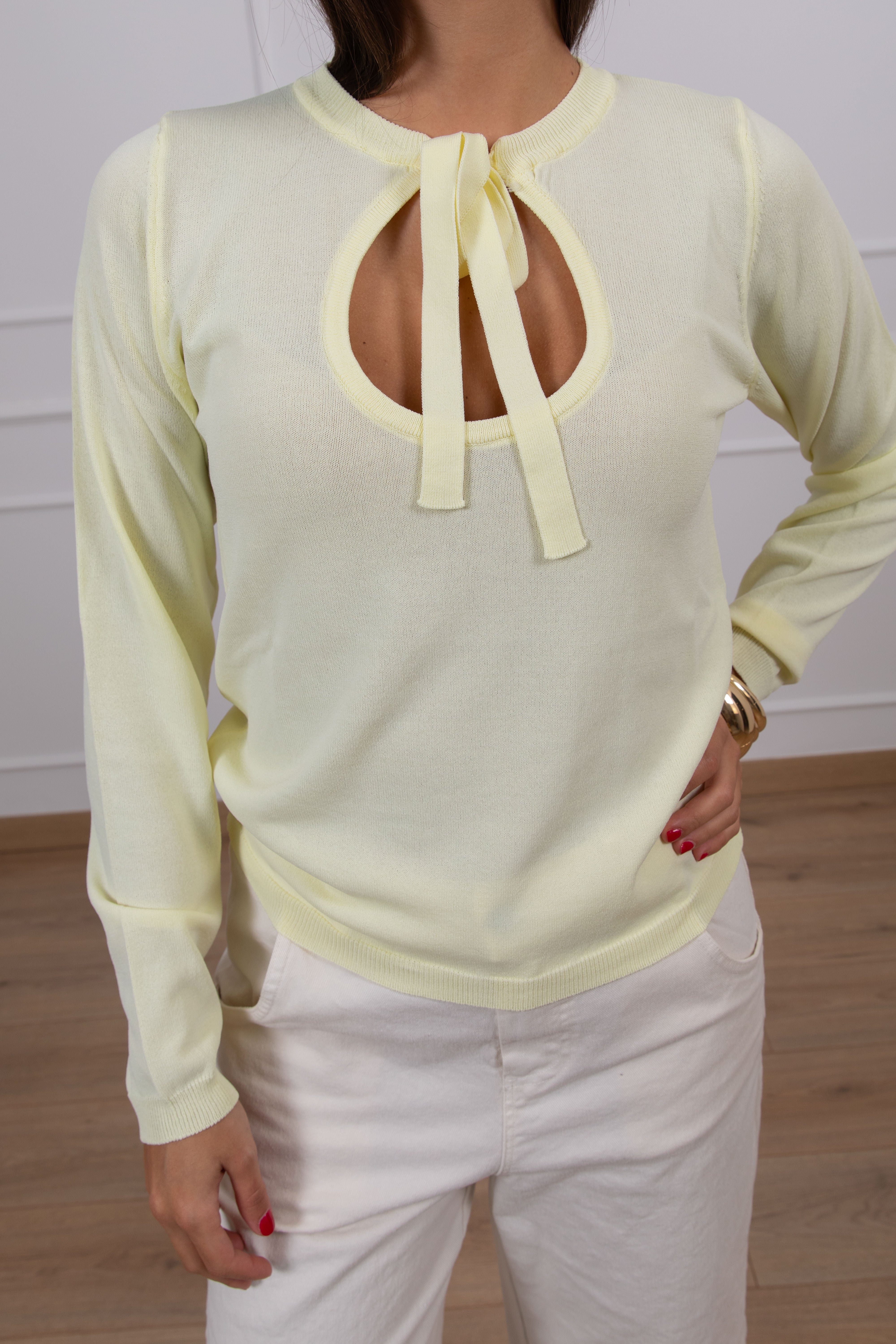 Maglia in viscosa con cut-out e fiocco ViCOLO