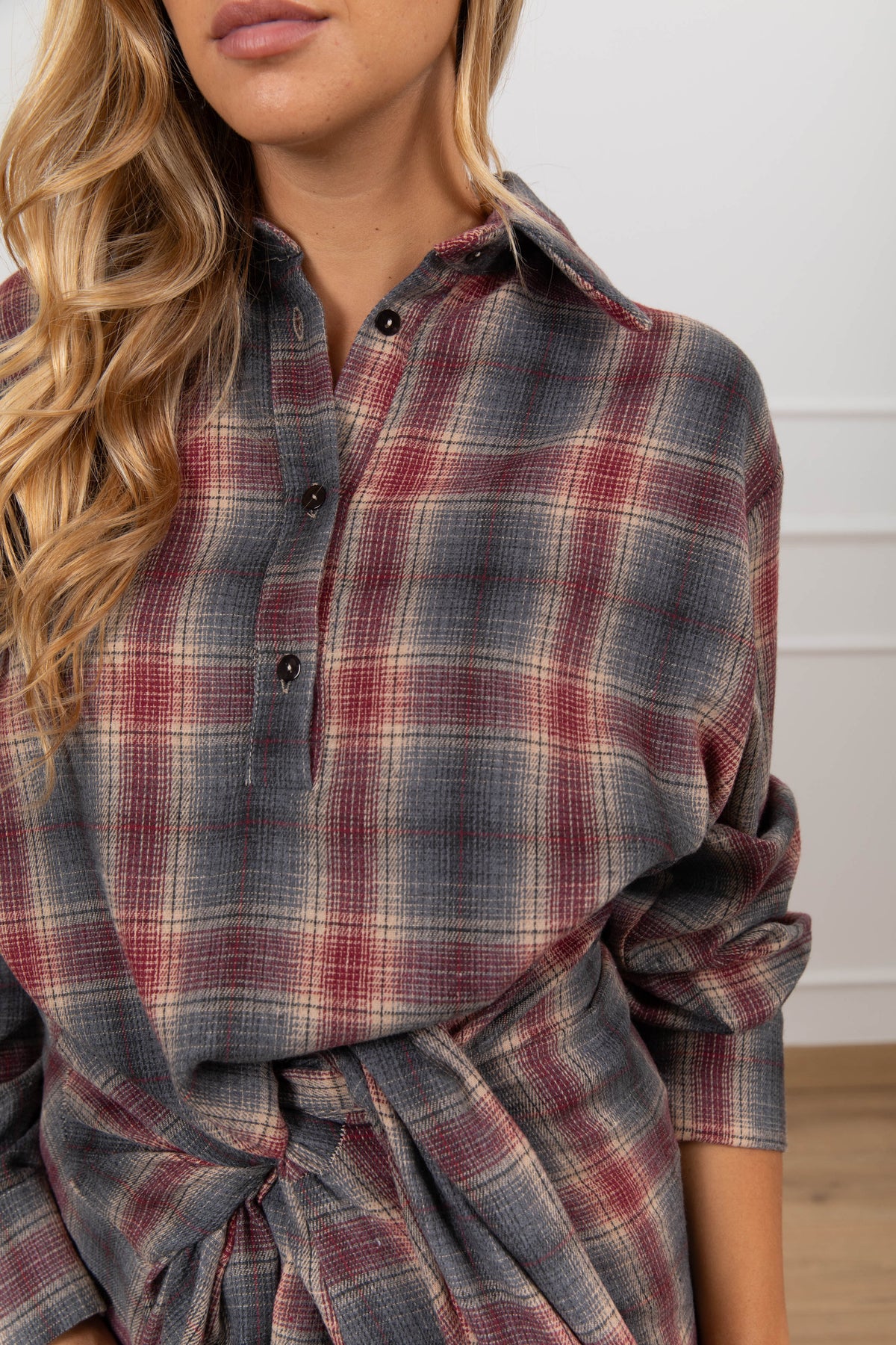 Mini-abito check bordeaux effetto camicia annodata Haveone