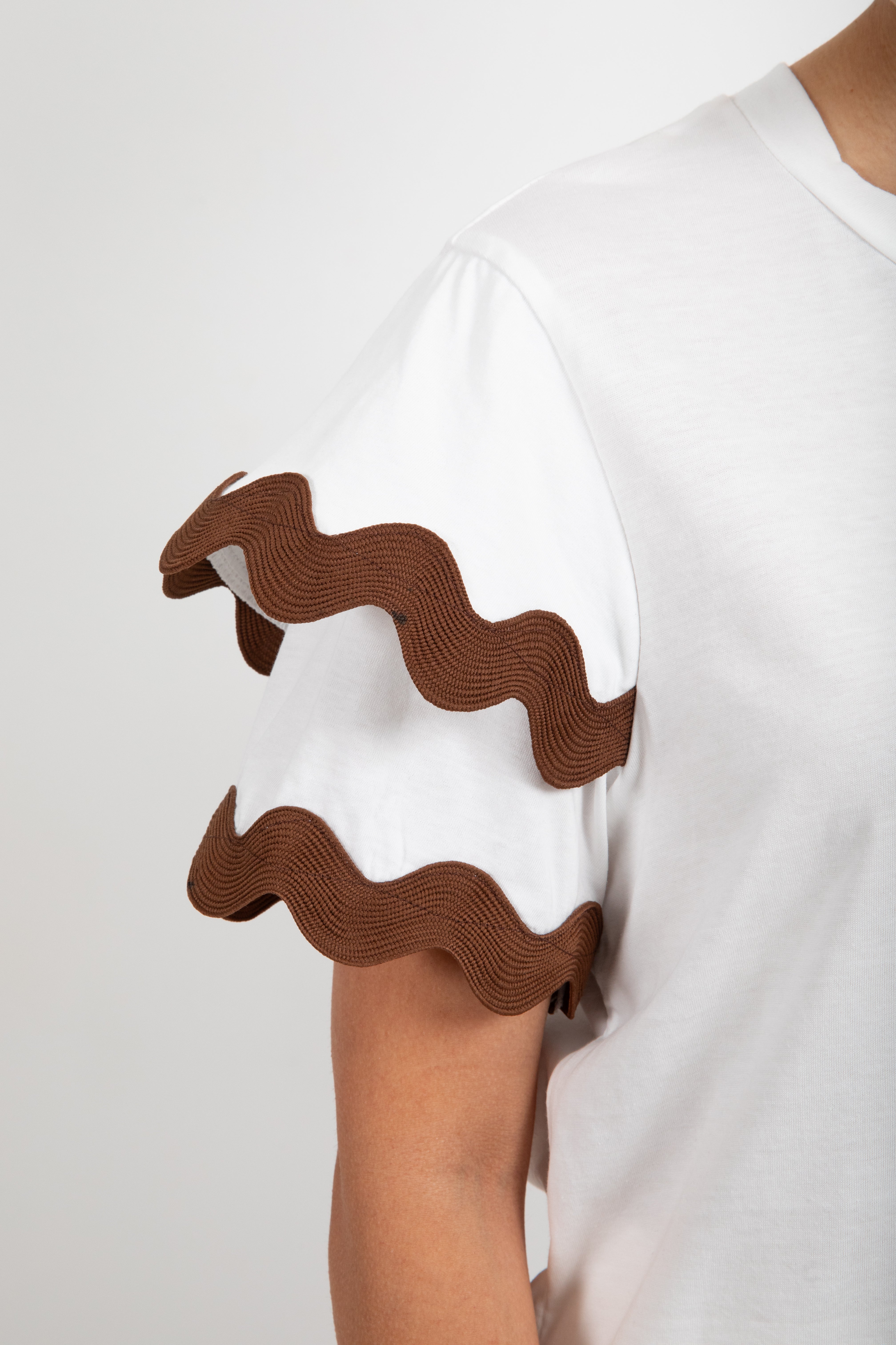 T-shirt con balza sulla manica e passamaneria onda Susy Mix