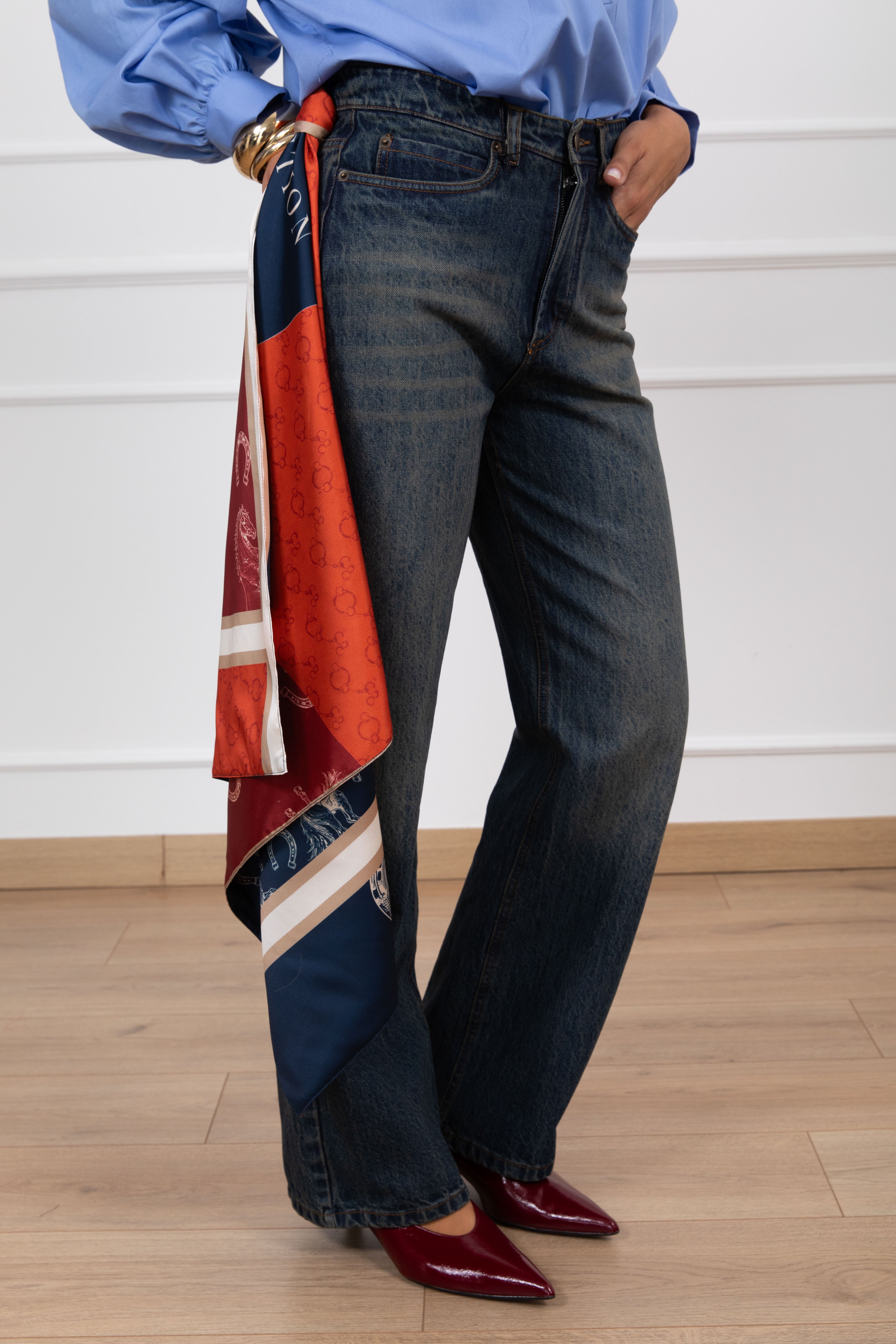 Jeans sabbiato con foulard fantasia ferro di cavallo Tensione IN