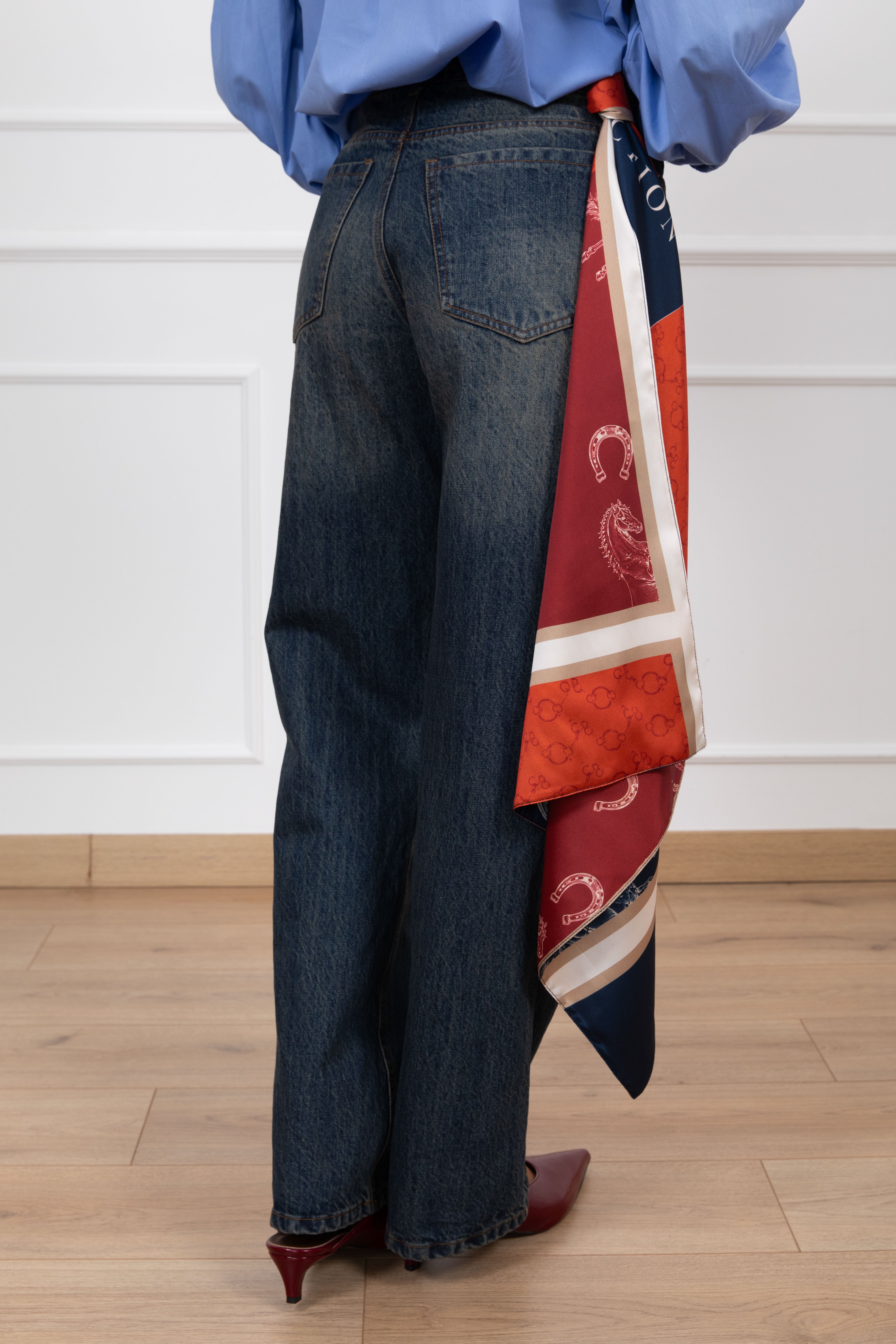 Jeans sabbiato con foulard fantasia ferro di cavallo Tensione IN