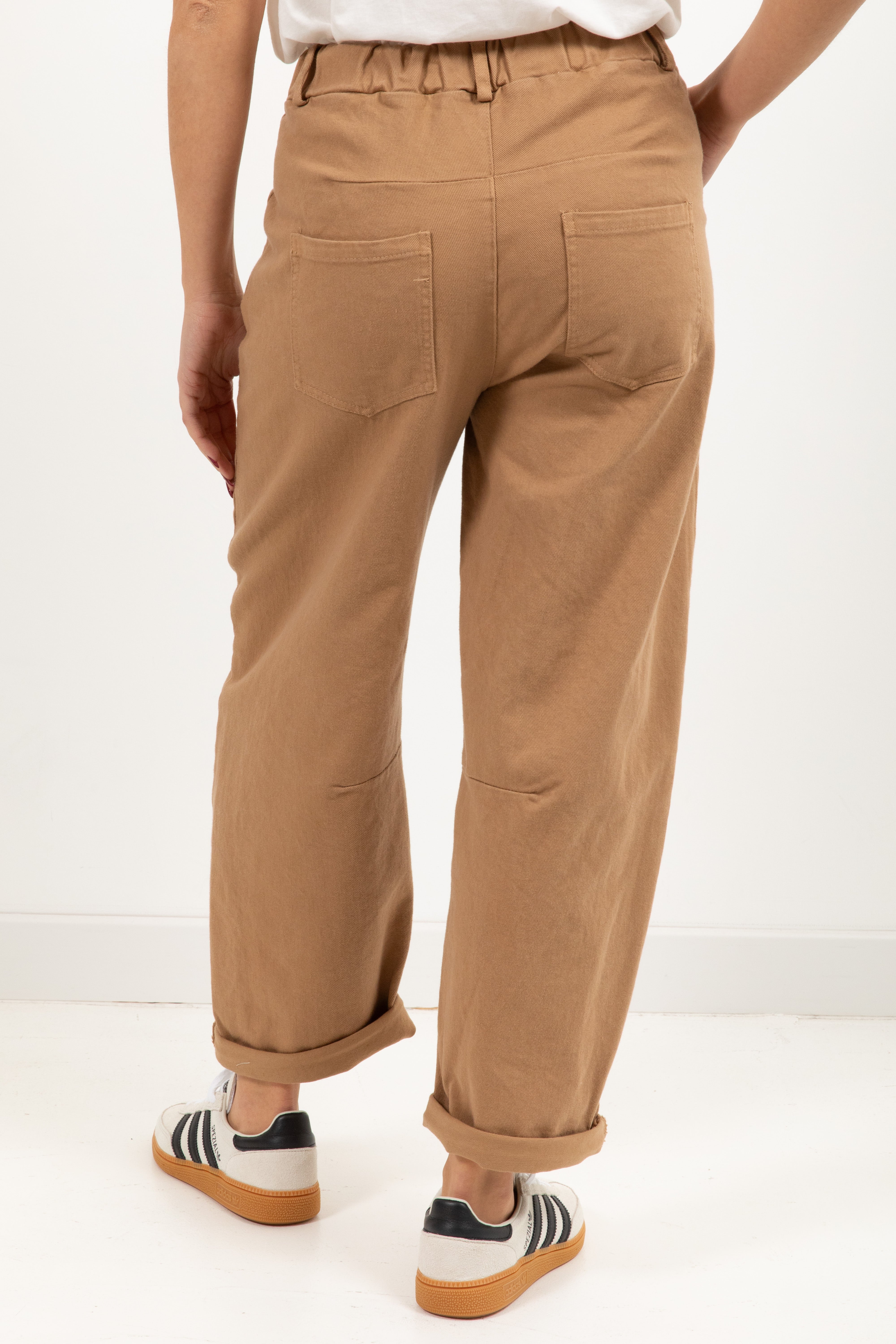 Pantalone carrot-fit con charms Tensione IN