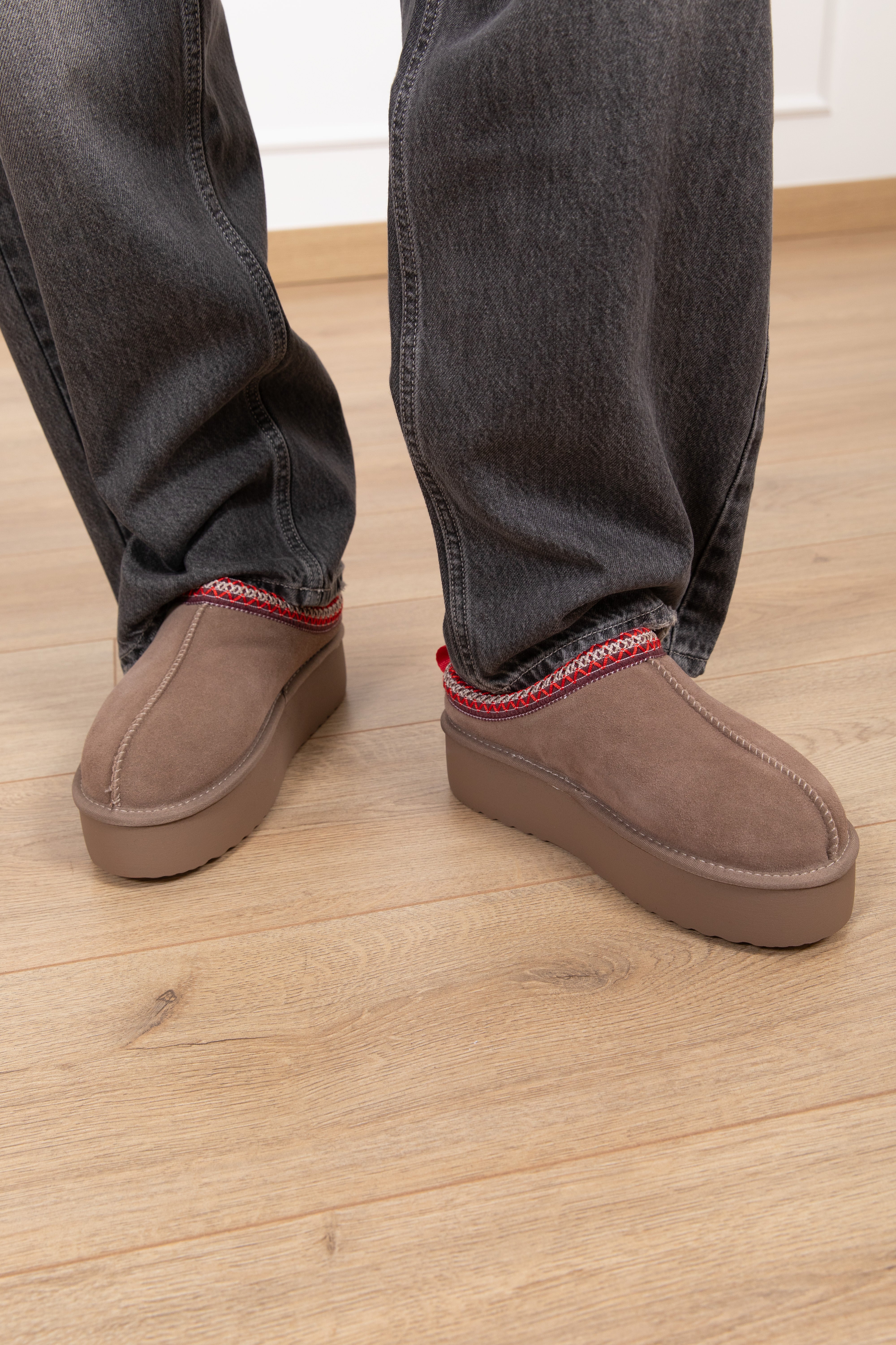 Mules platform in camoscio con ricamo Attika