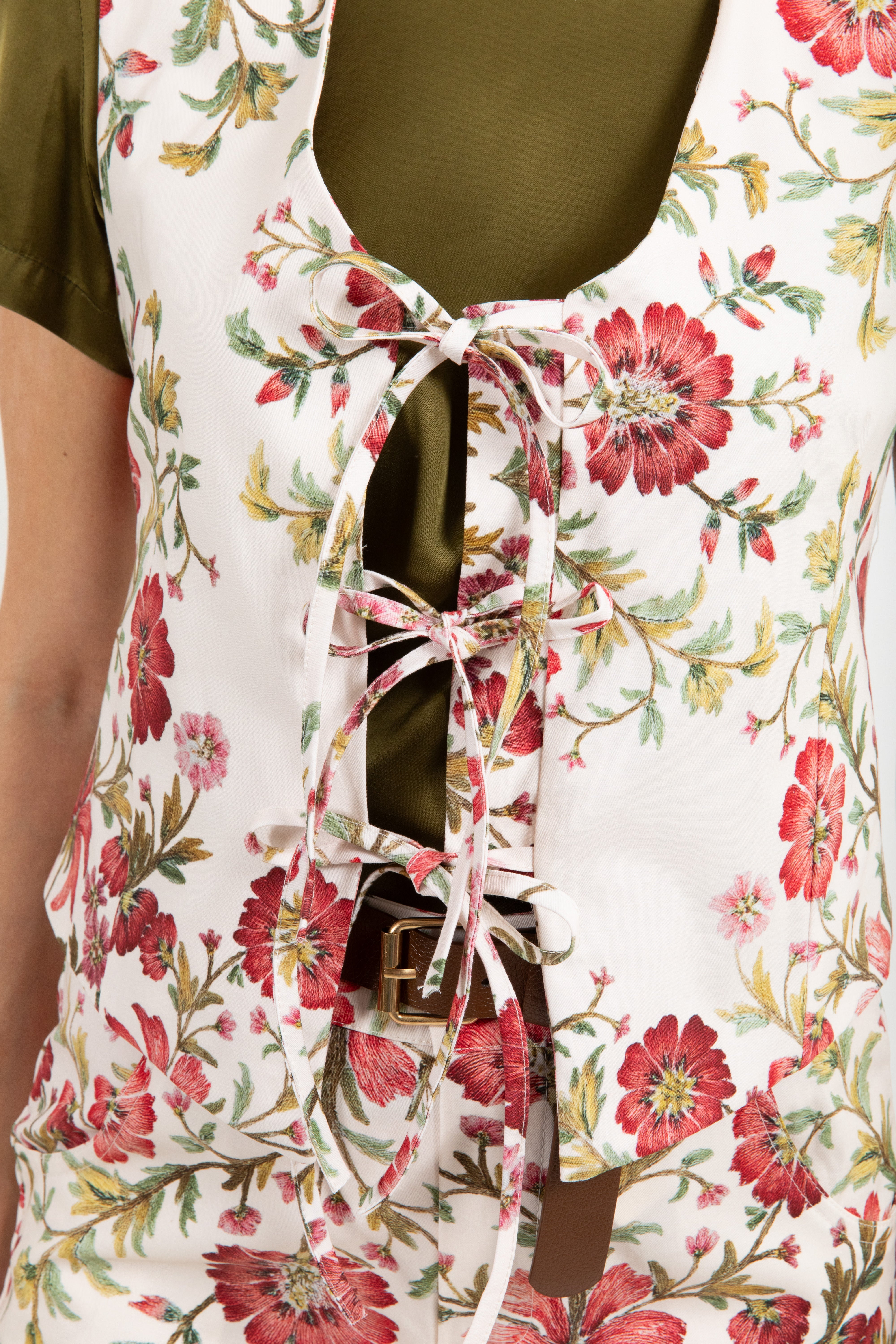Gilet in cotone con lacci fantasia gerani rossi ViCOLO