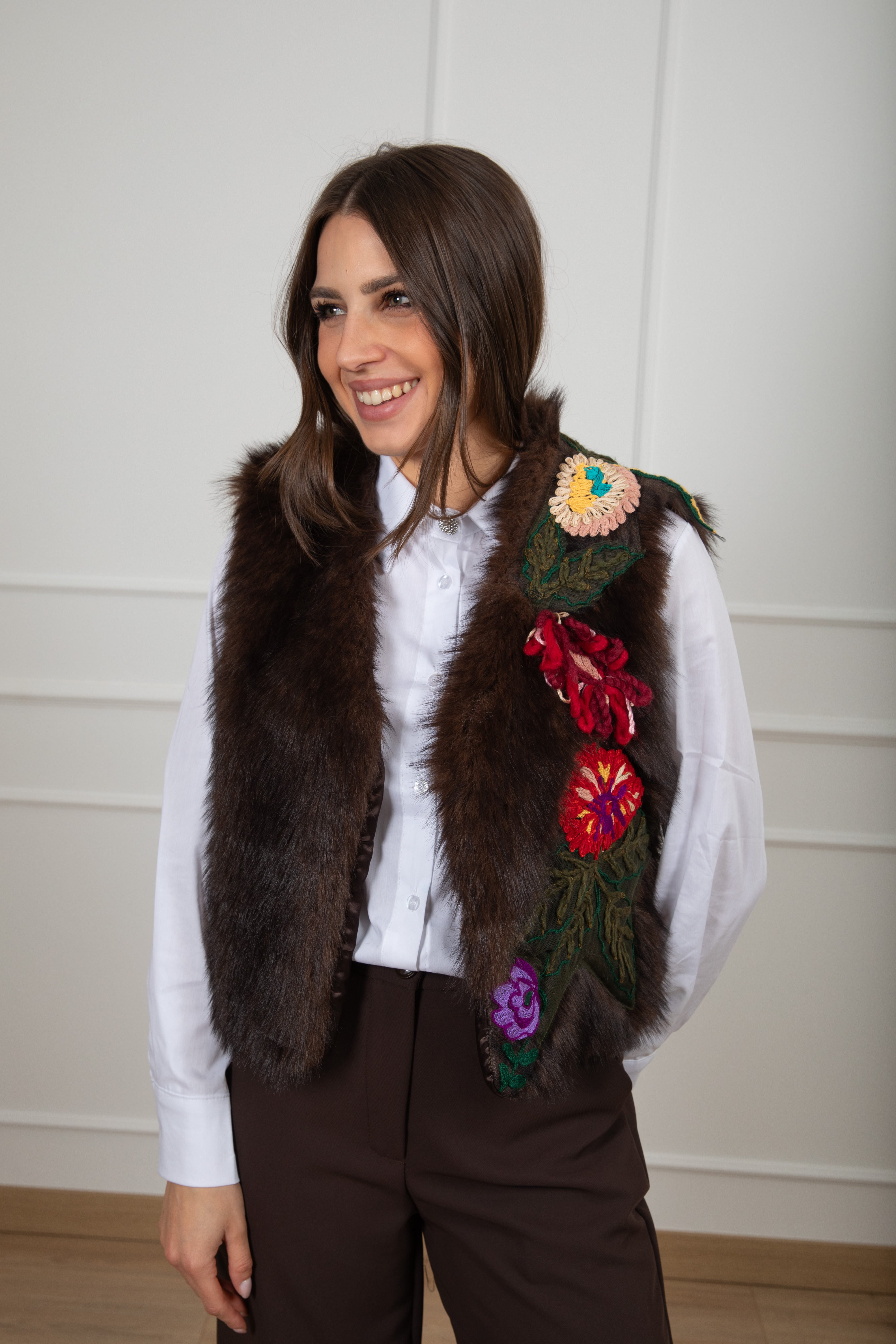 Gilet in eco-pelliccia con ricami Tensione IN