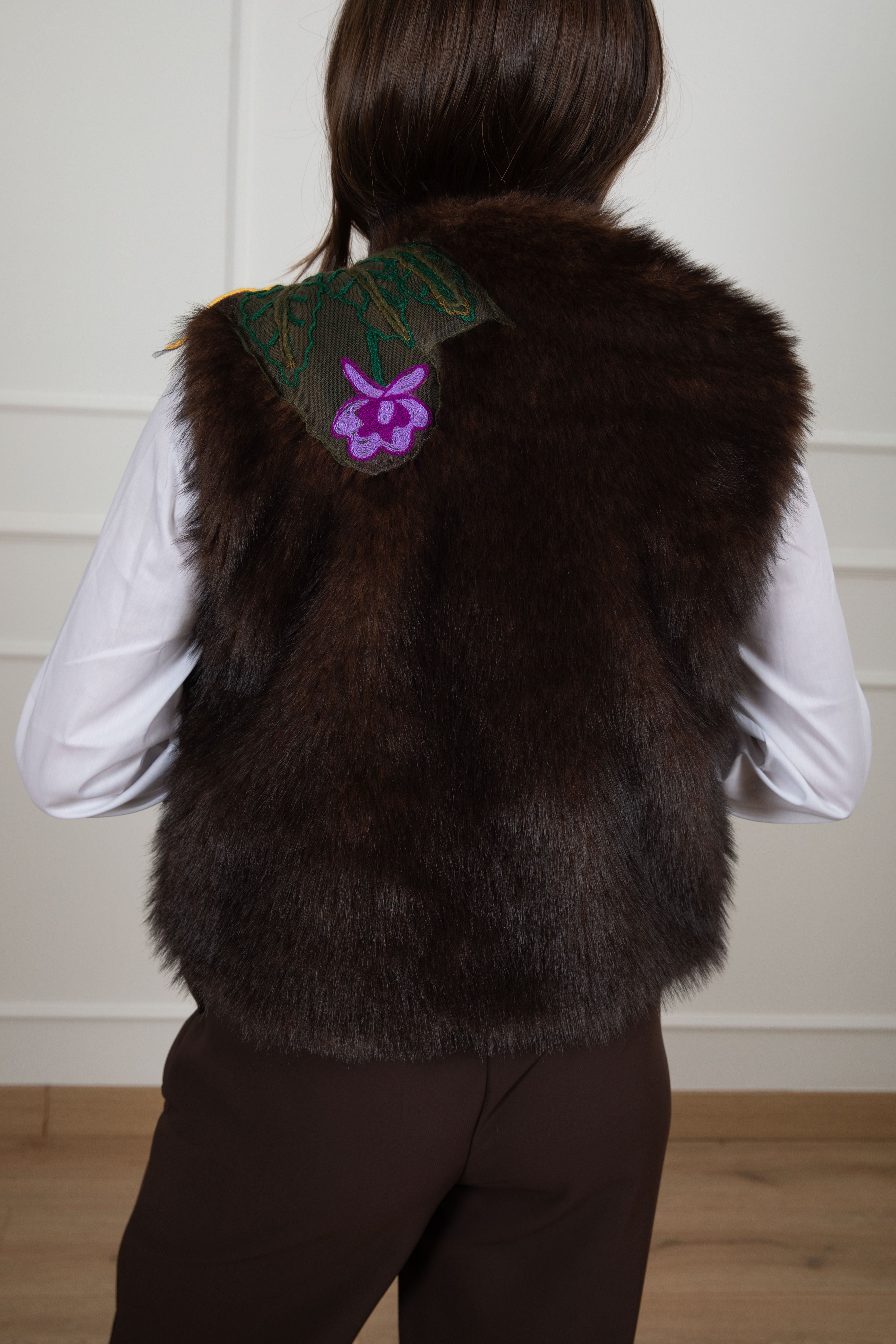 Gilet in eco-pelliccia con ricami Tensione IN