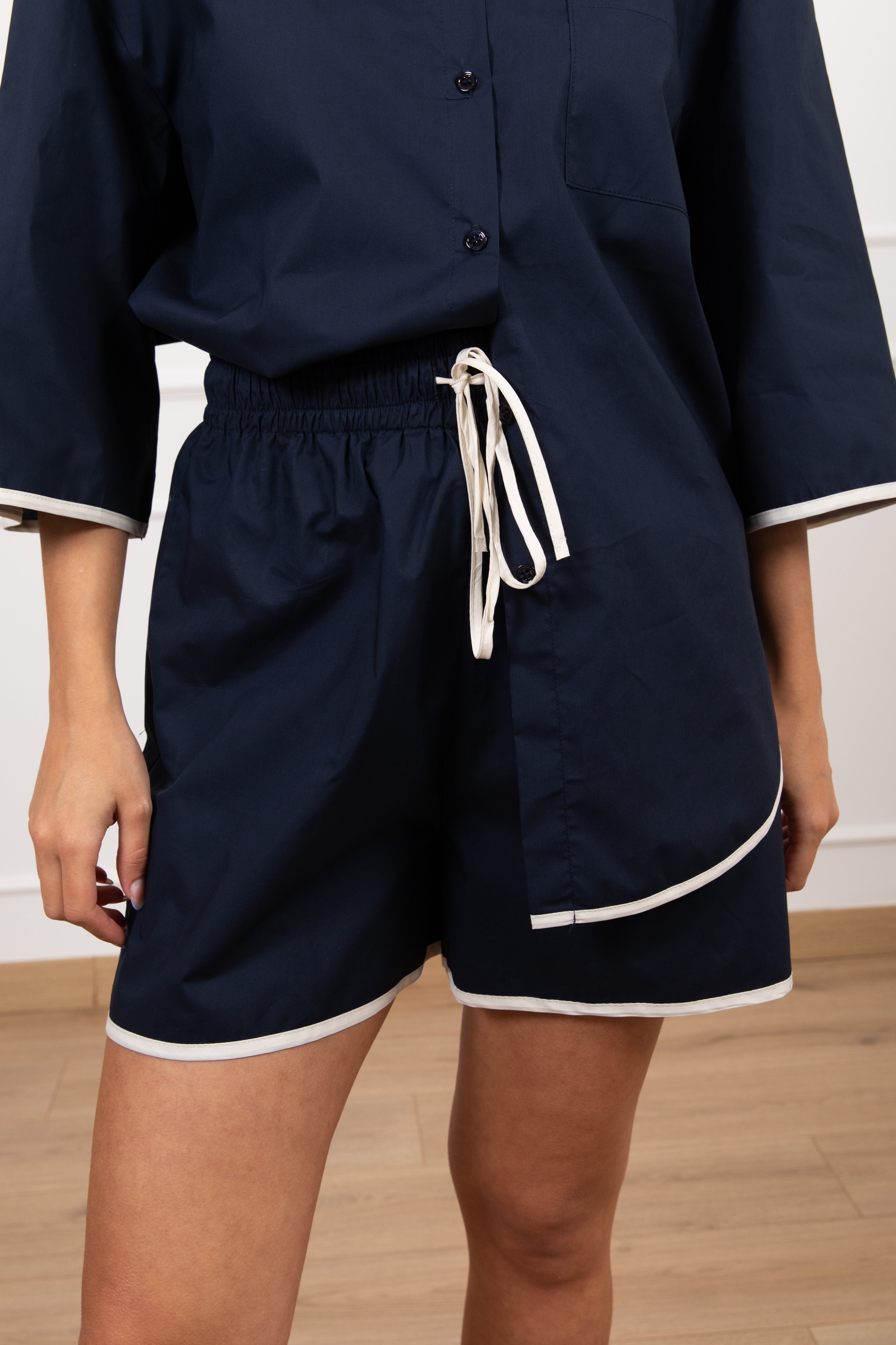 Shorts con profili a contrasto ViCOLO
