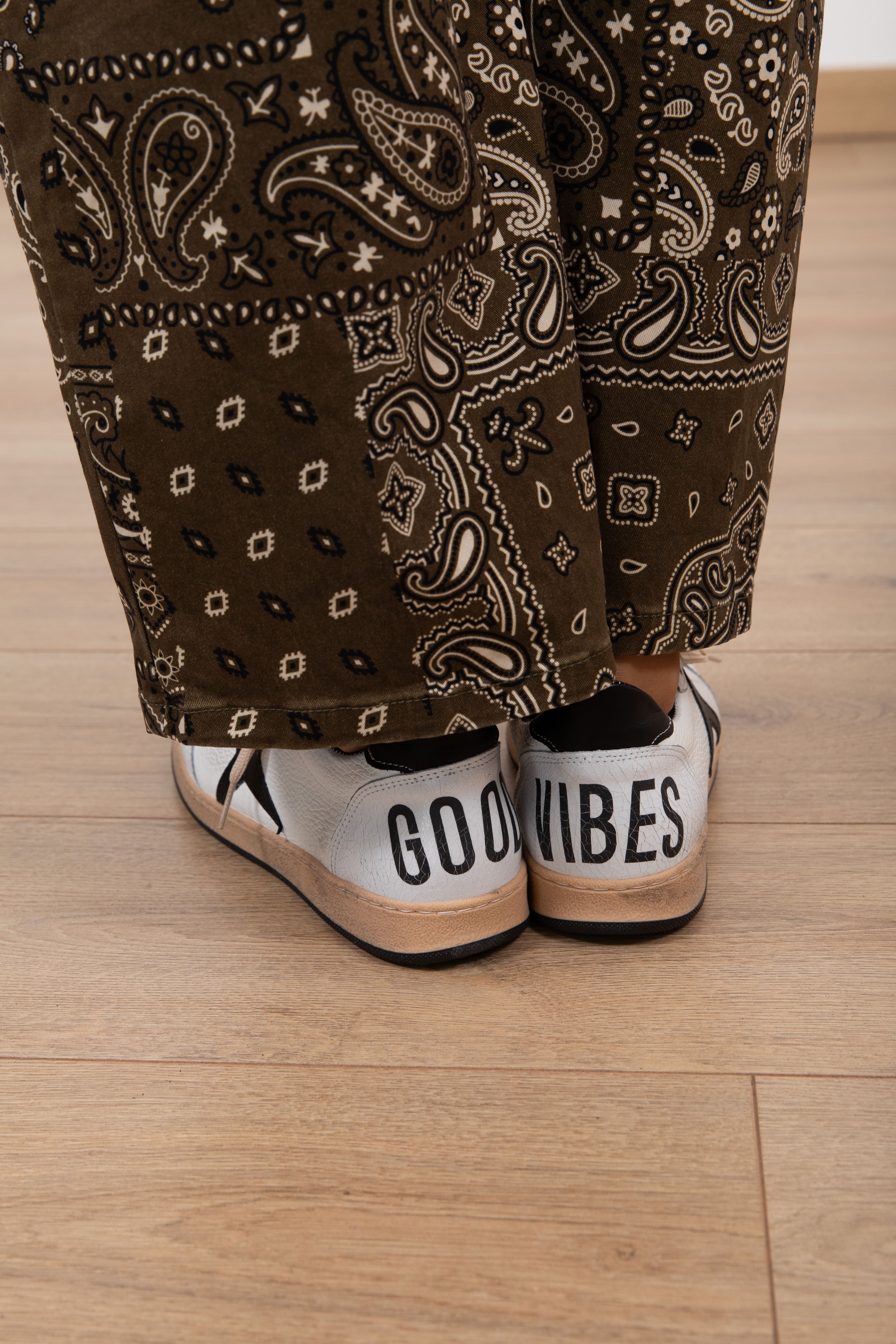 Sneakers "Good Vibes" in pelle variante nero Divine Follie