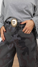 Pantalone 5 tasche camouflage grigio con cintura placca Tensione IN