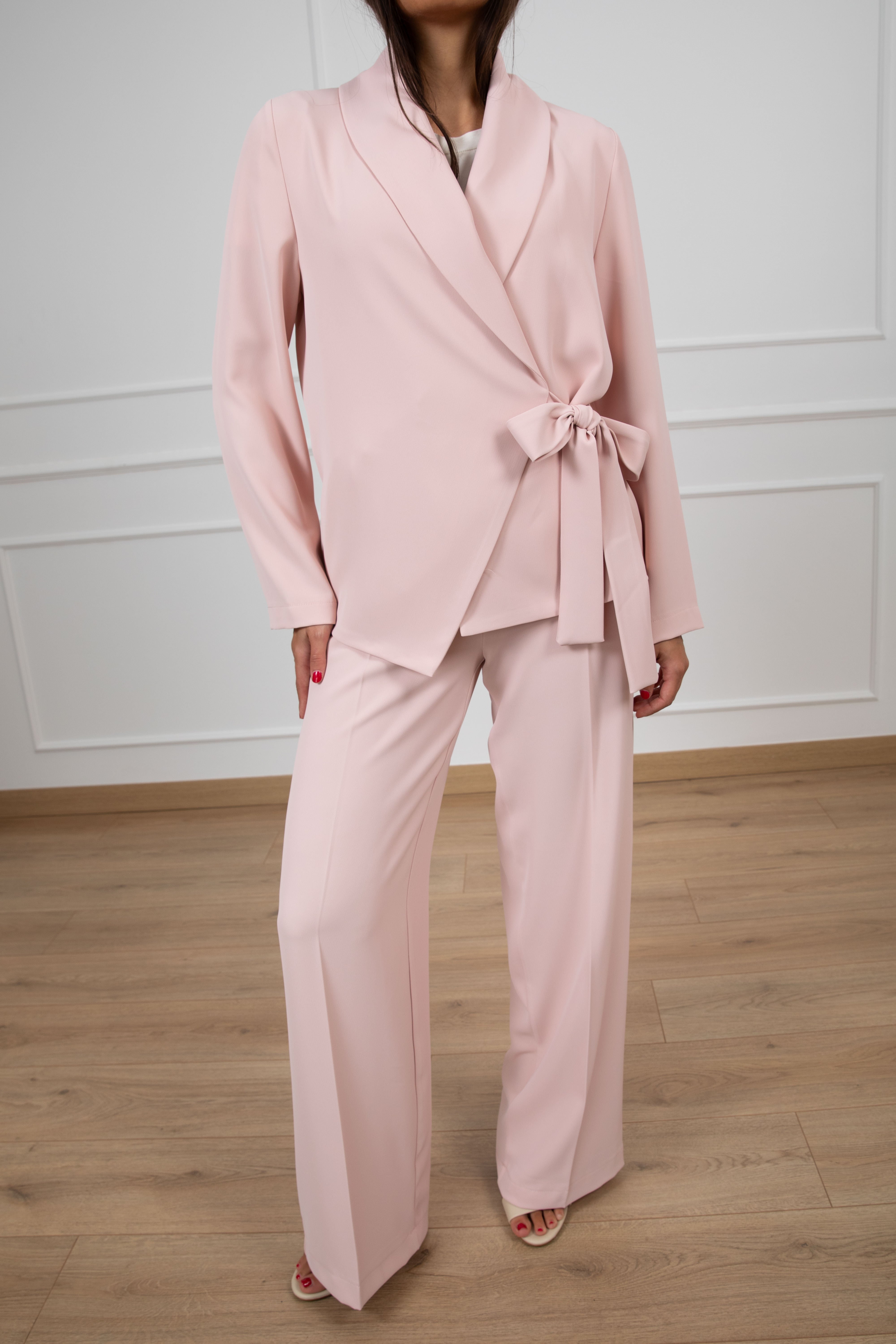 Tailleur tessuto fluido giacca con fiocco e pantalone con elastico Susy Mix