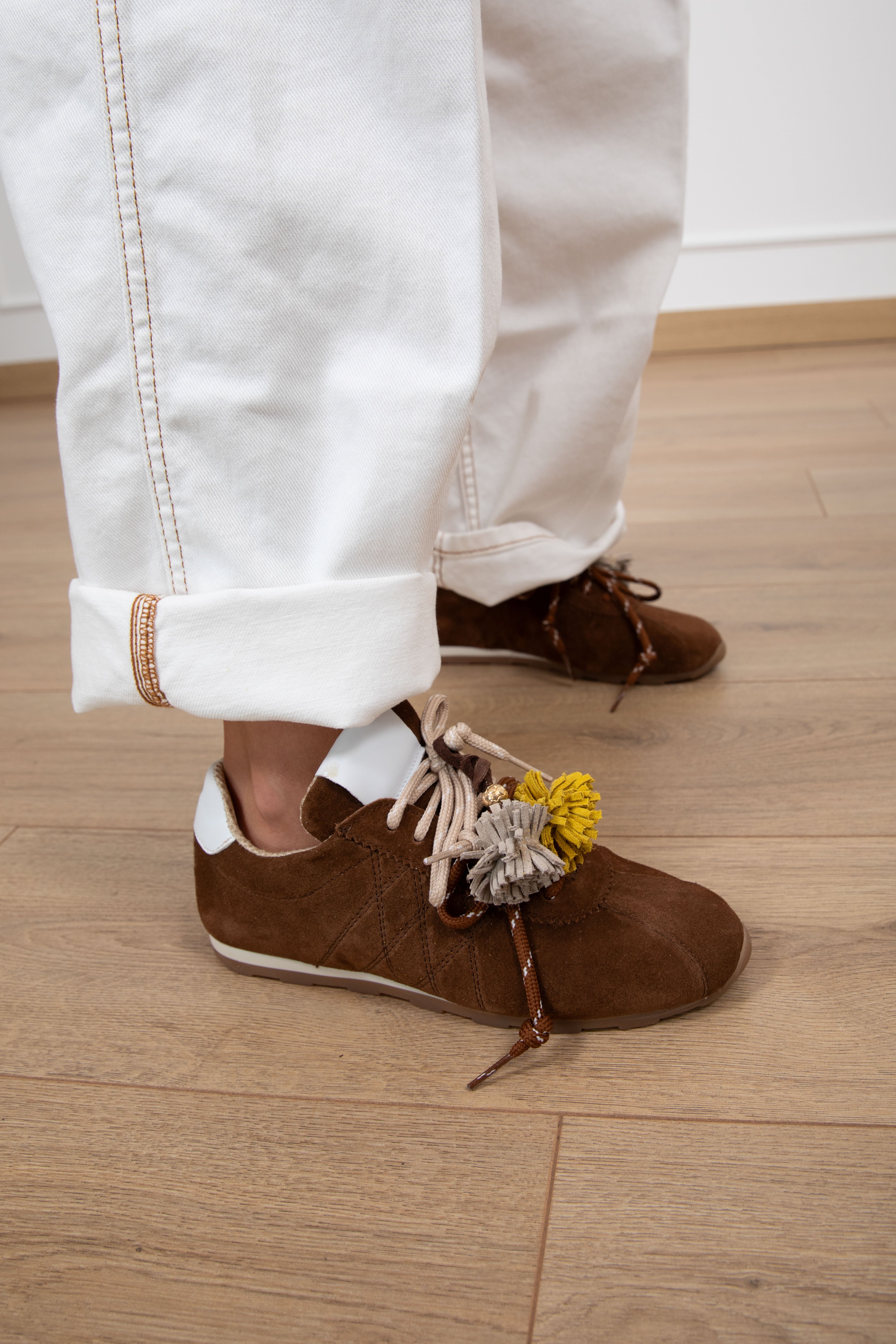 Sneakers con lacci bi-color e pon pon Attika