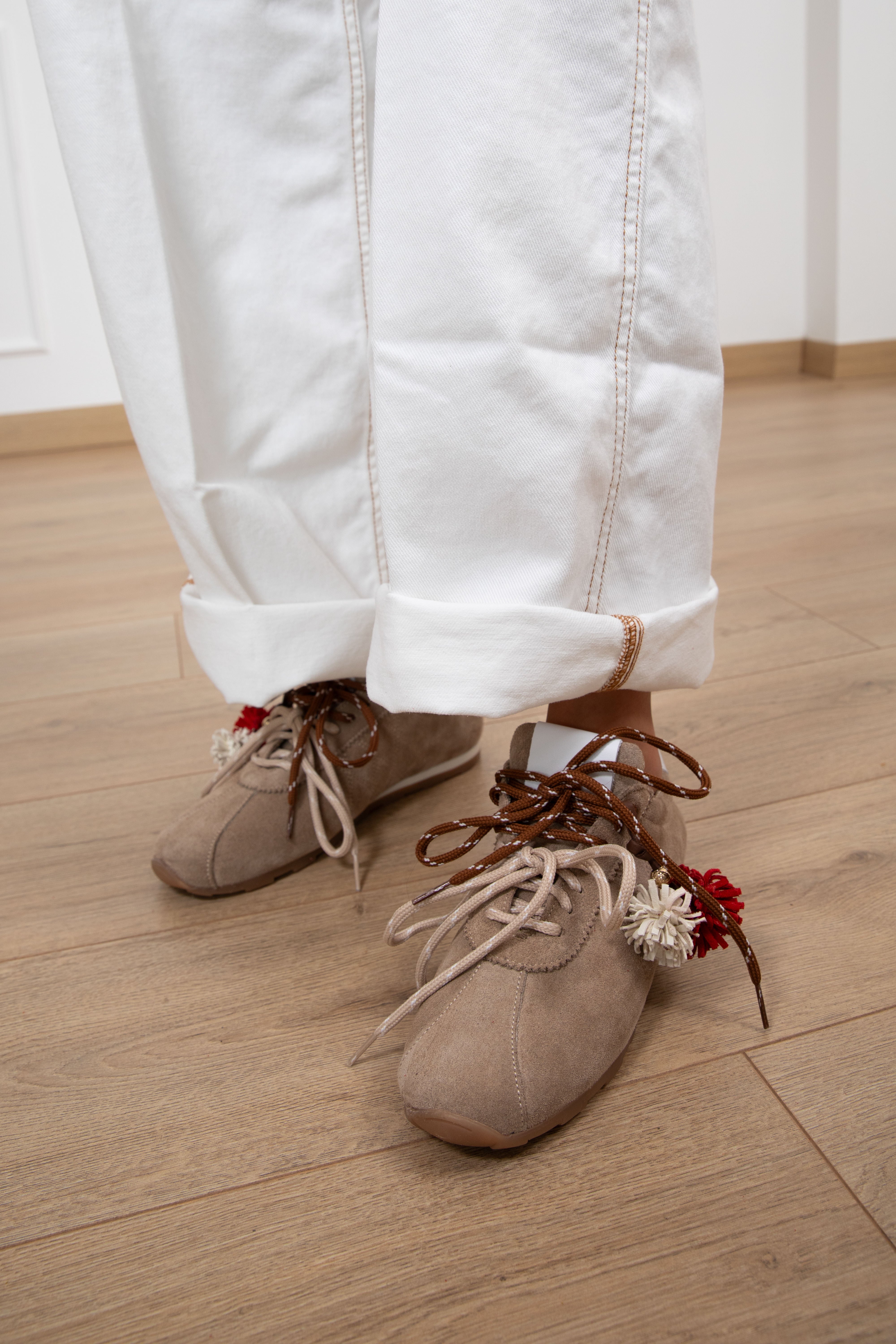 Sneakers con lacci bi-color e pon pon Attika